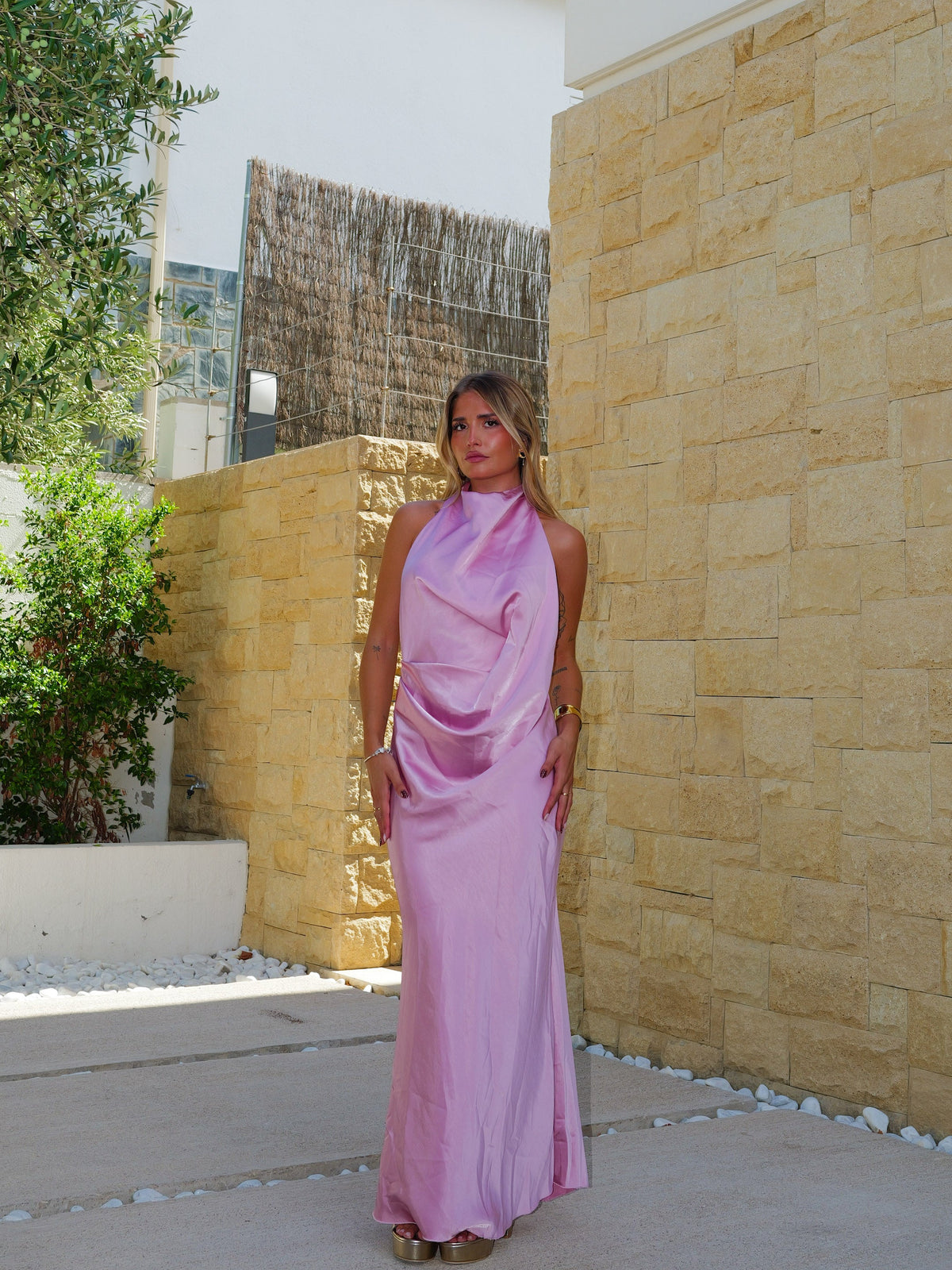 Vestido comprido de cetim rosa com costas halter