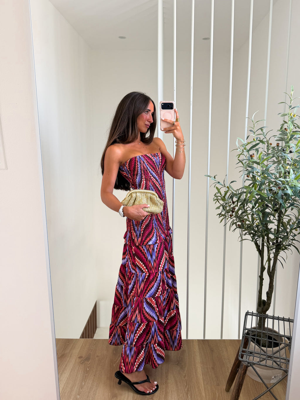 Vestido com estampa «palavra-ninho» e folhos roxos