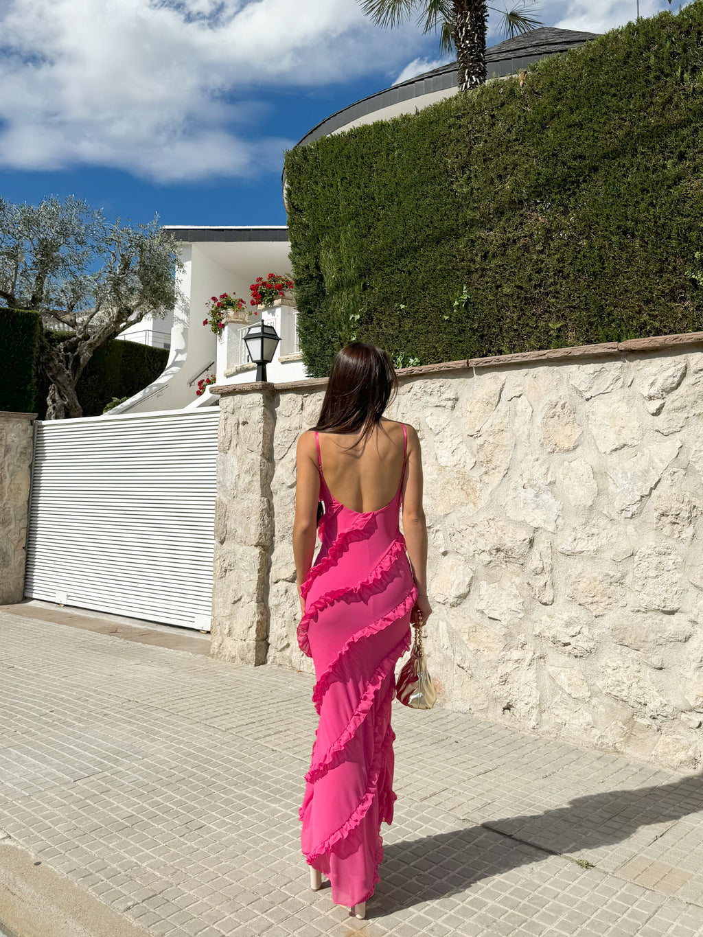 Vestido rosa de crepe com folhos