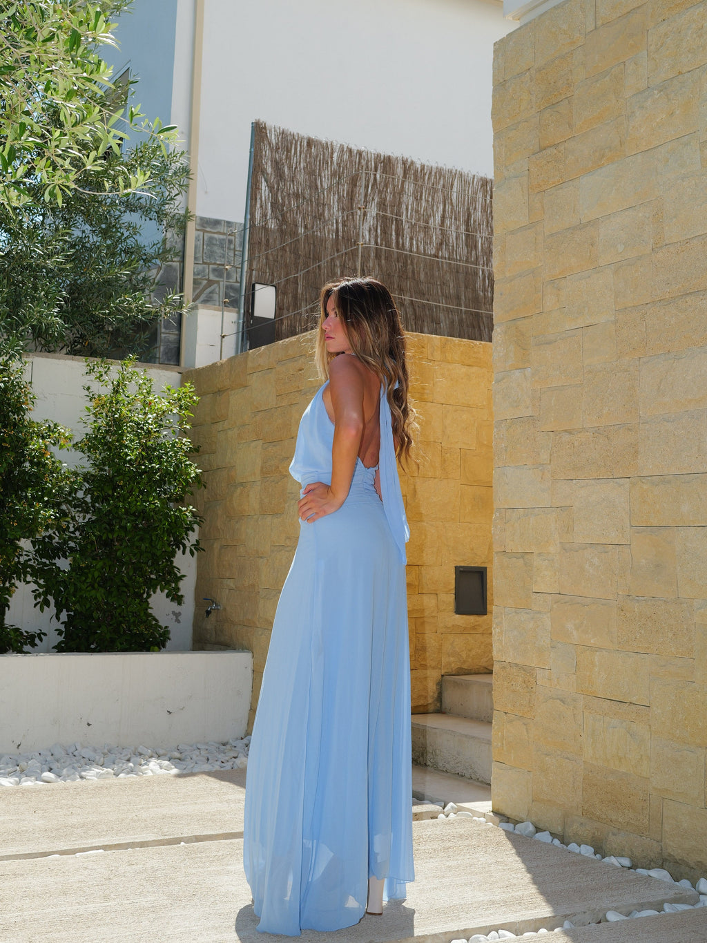 Vestido halter com cintura drapeada, cor celeste