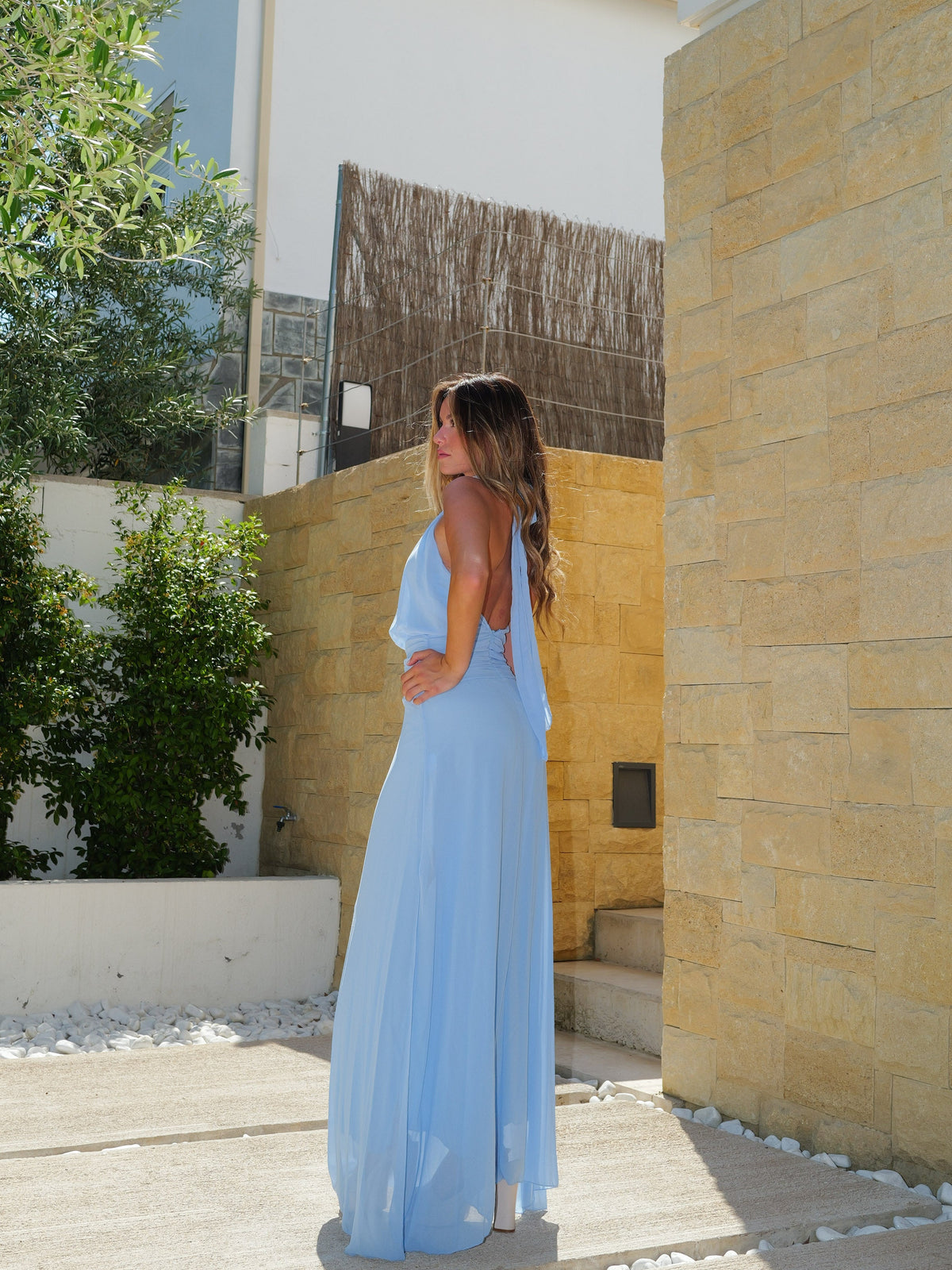 Vestido halter com cintura drapeada, cor celeste
