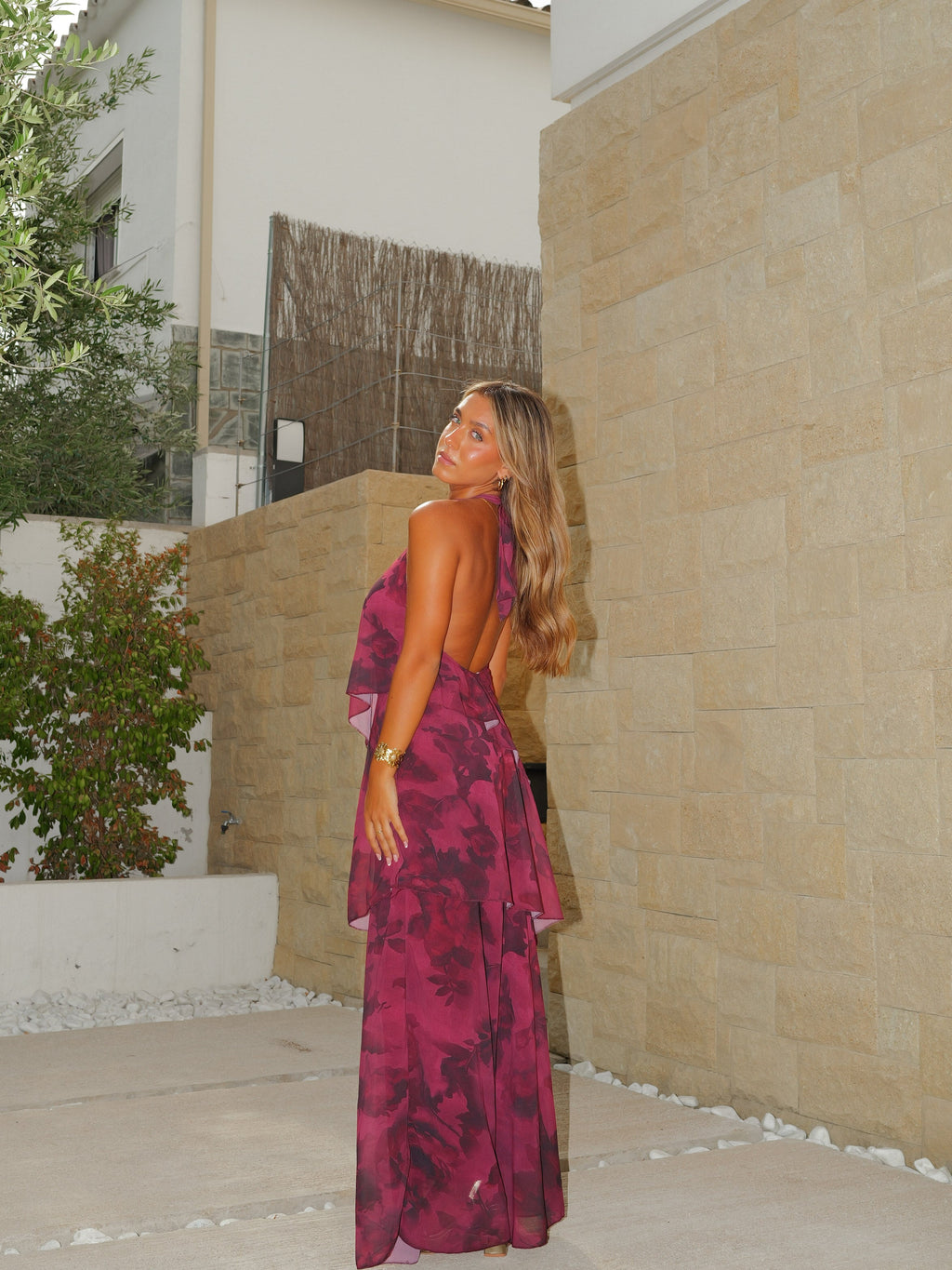 Vestido comprido com decote halter, folhos e padrão em cor de bordô