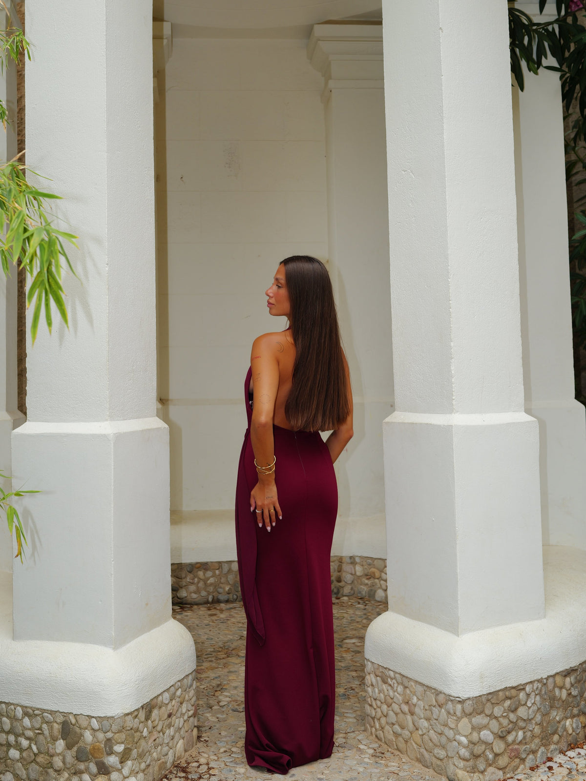 Vestido tipo capa assimétrico em tule bordô