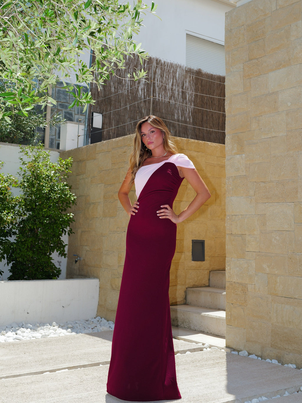 Vestido assimétrico com laço, bicolor, cor de bordô