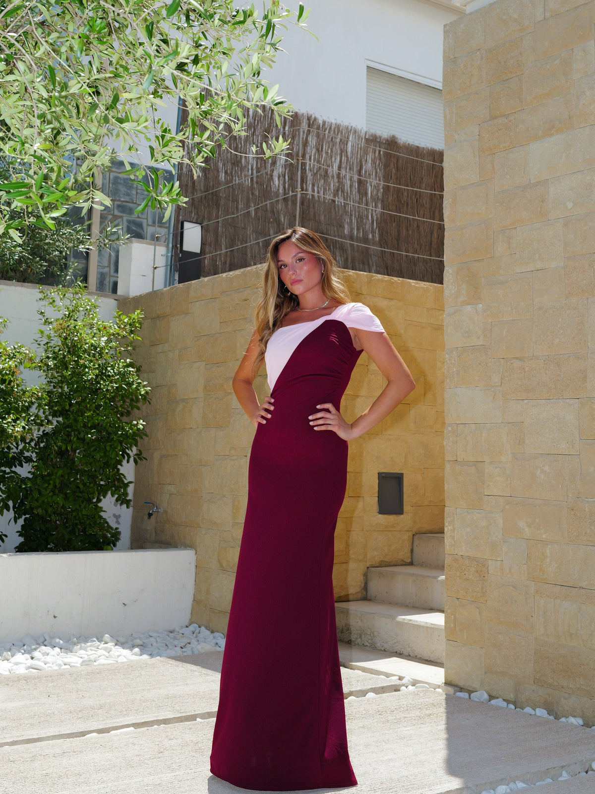 Vestido assimétrico com laço, bicolor, cor de bordô