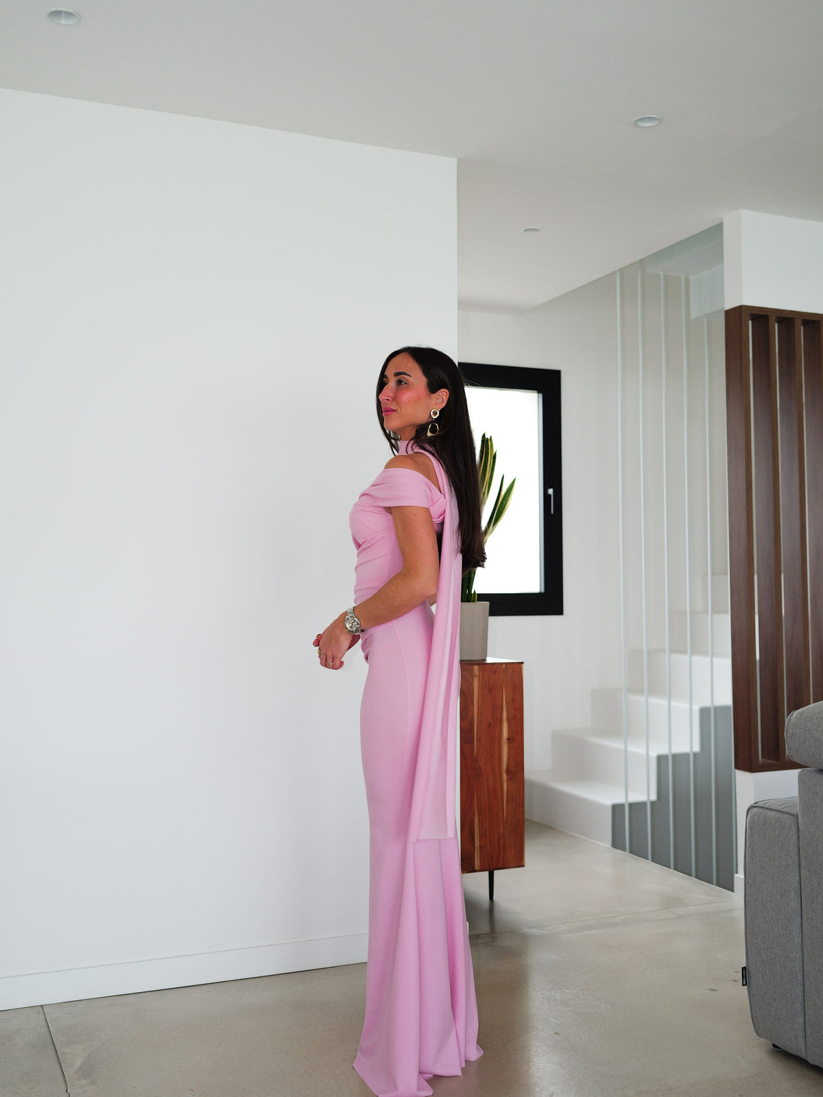 Vestido rosa com gola choker e franzido assimétrico