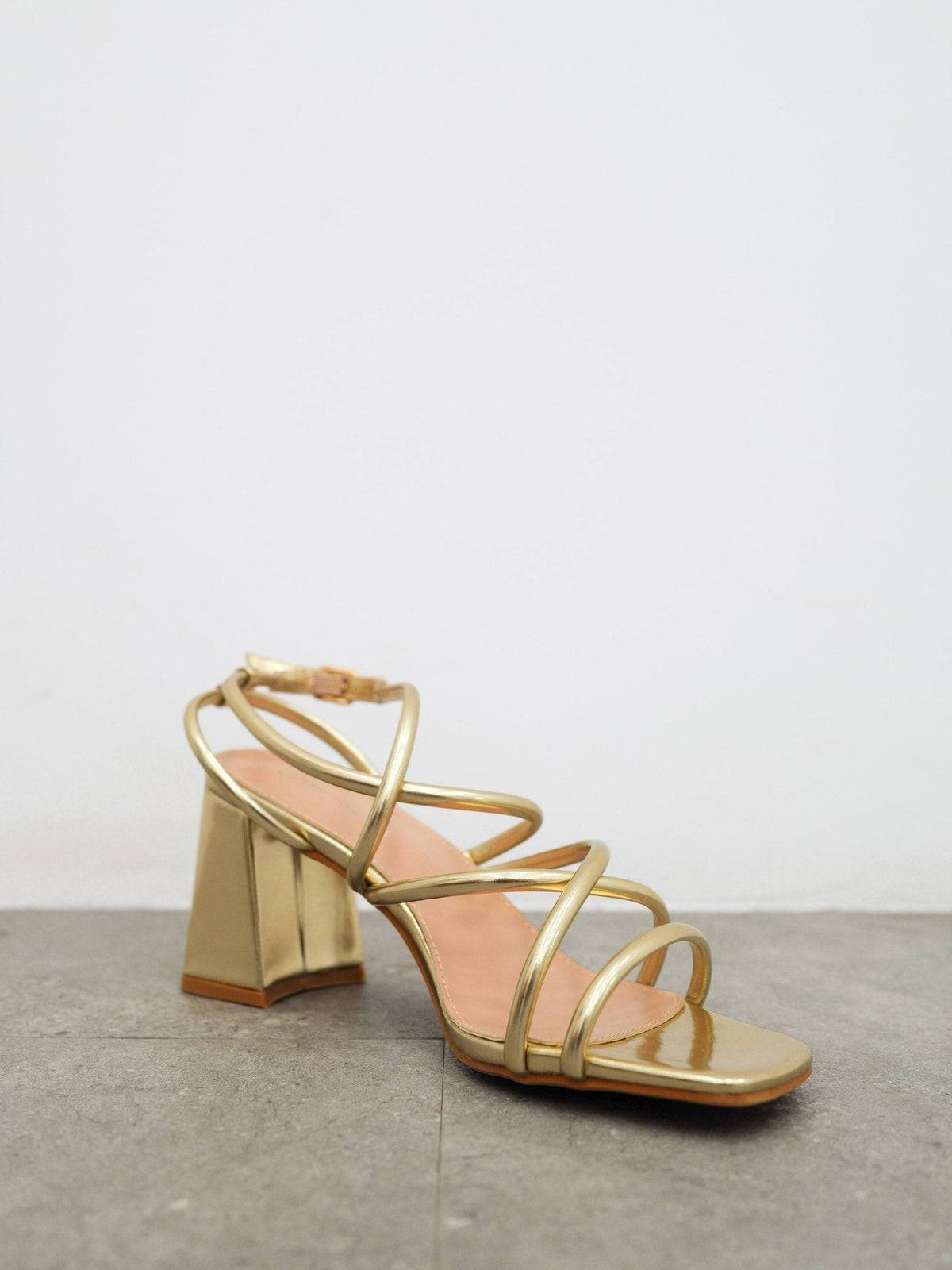 Sandália baixa com entrelaçado dourado