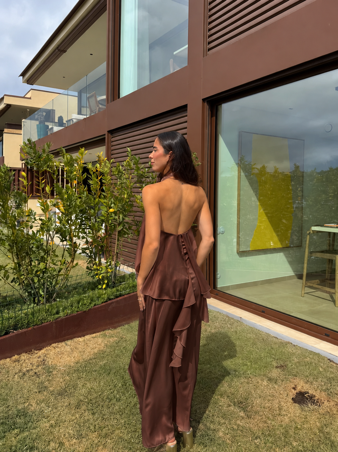 Vestido de cetim com cape em tom de chocolate