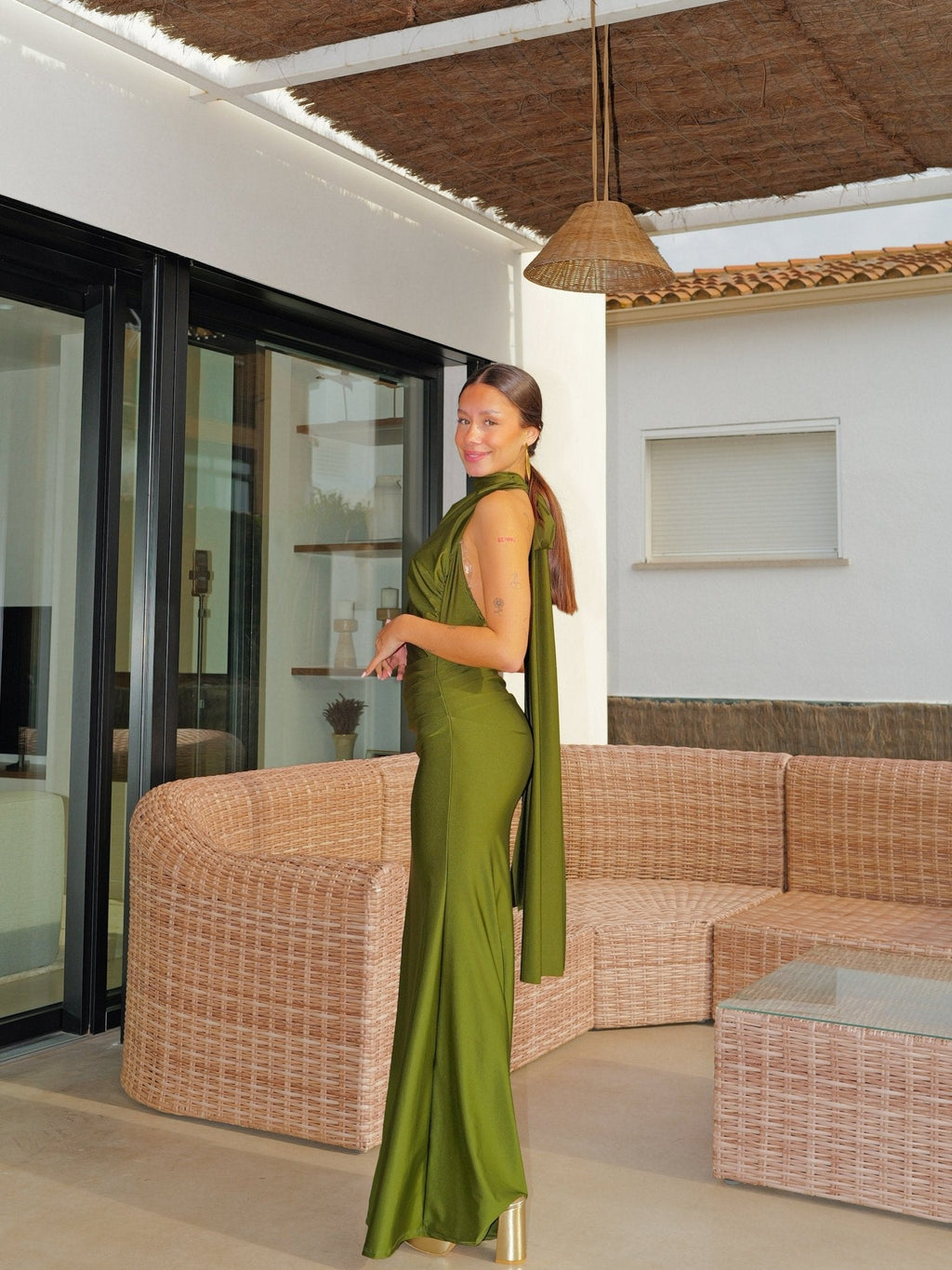 Vestido halter franzido nas costas, cor de azeitona