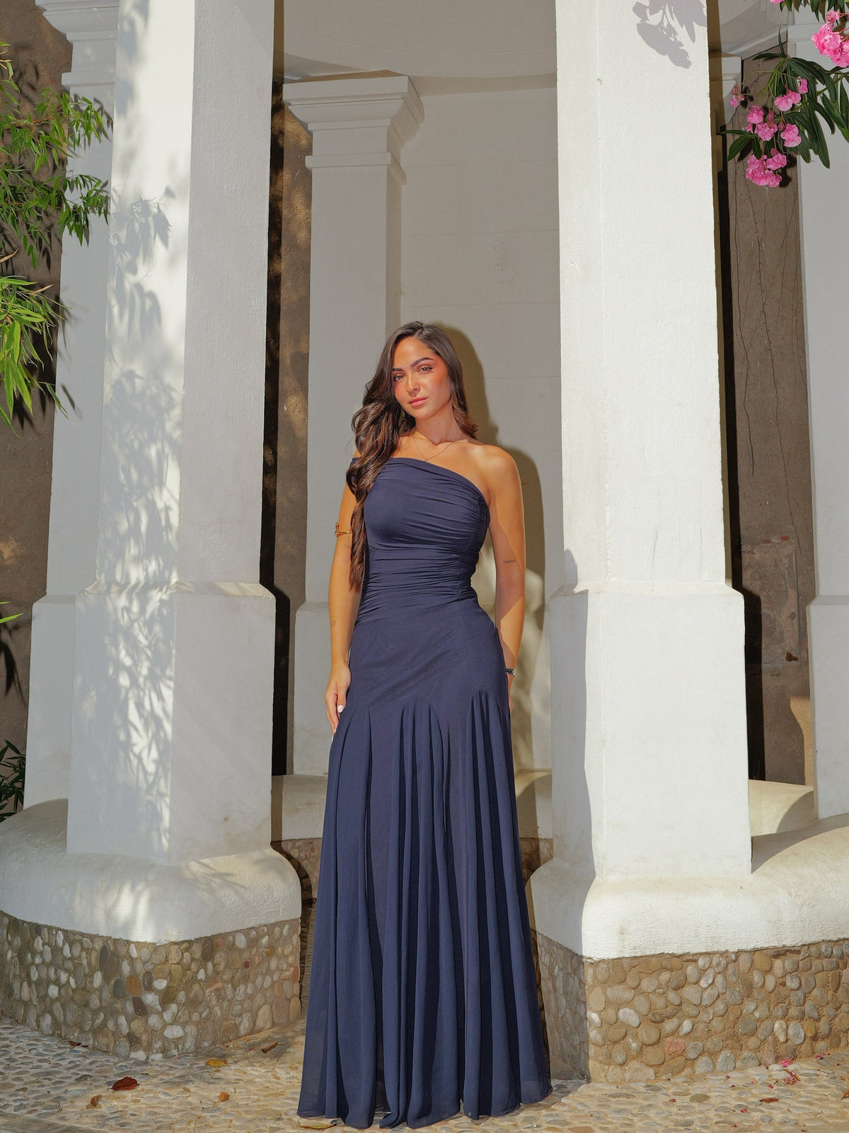 Vestido comprido drapeado assimétrico com padrão de flores marinhas