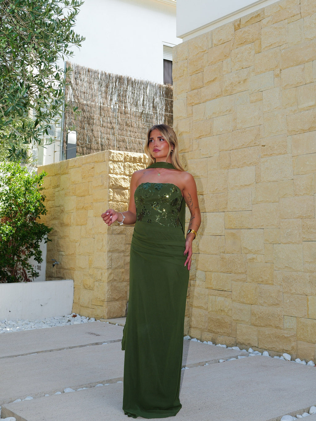Vestido de tule drapeado com brilhos, cor de azeitona