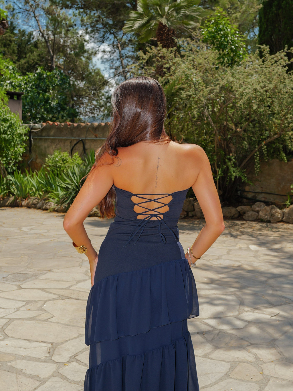 Vestido cai-cai com folhos assimétrico azul-marinho
