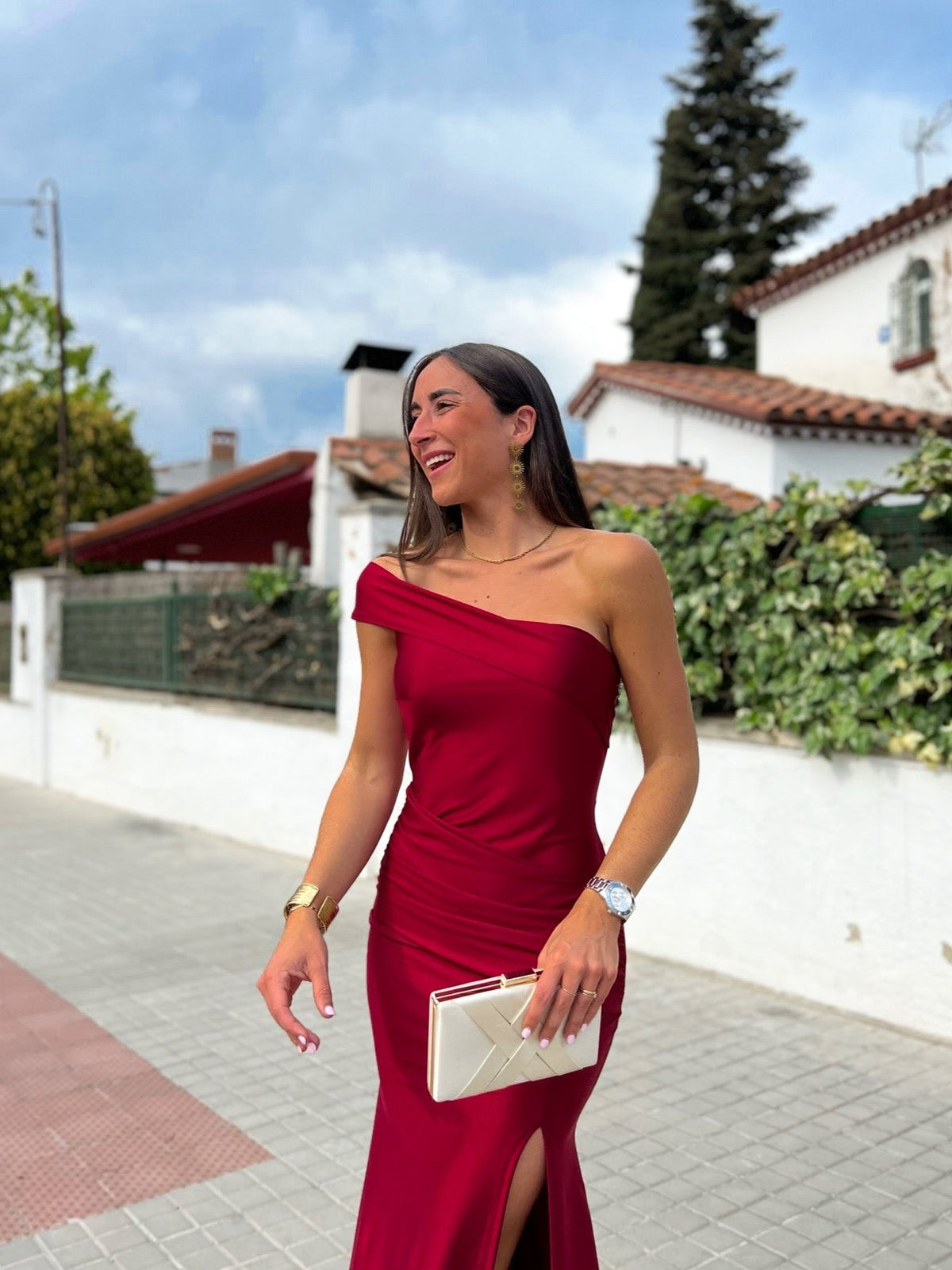 Vestido assimétrico estilo barco em cor de bordô