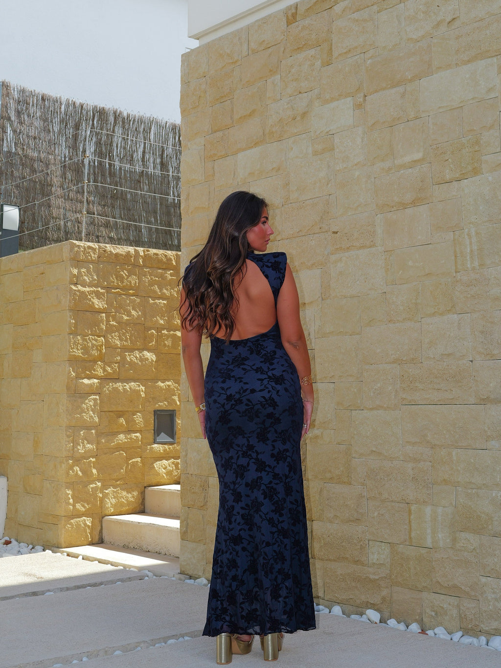 Vestido de tule com flores e costas em azul-marinho