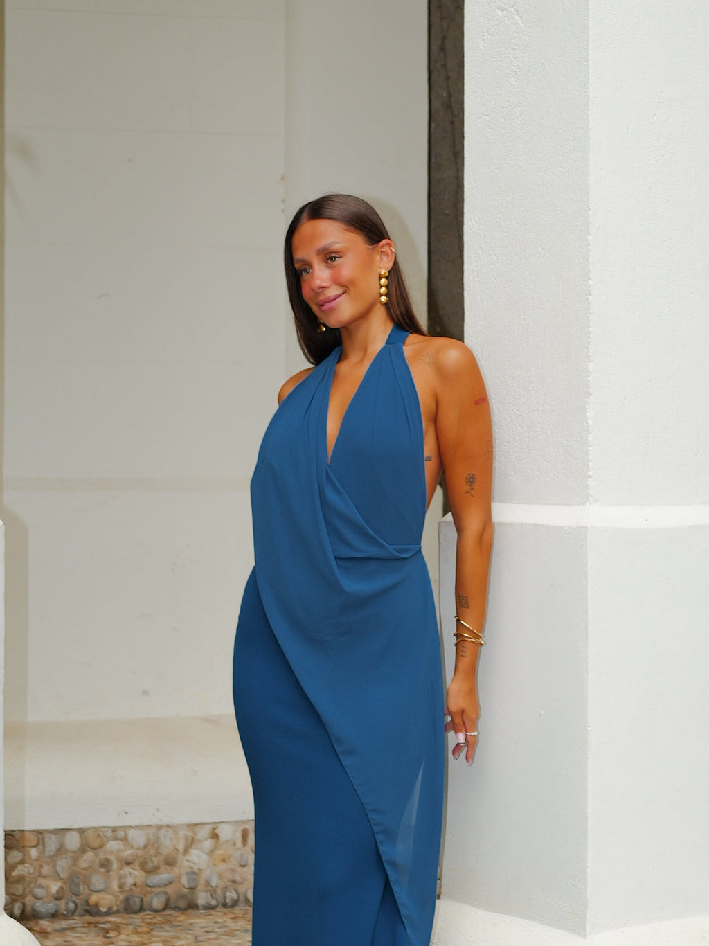 Vestido tipo capa assimétrico em tule azul-petróleo