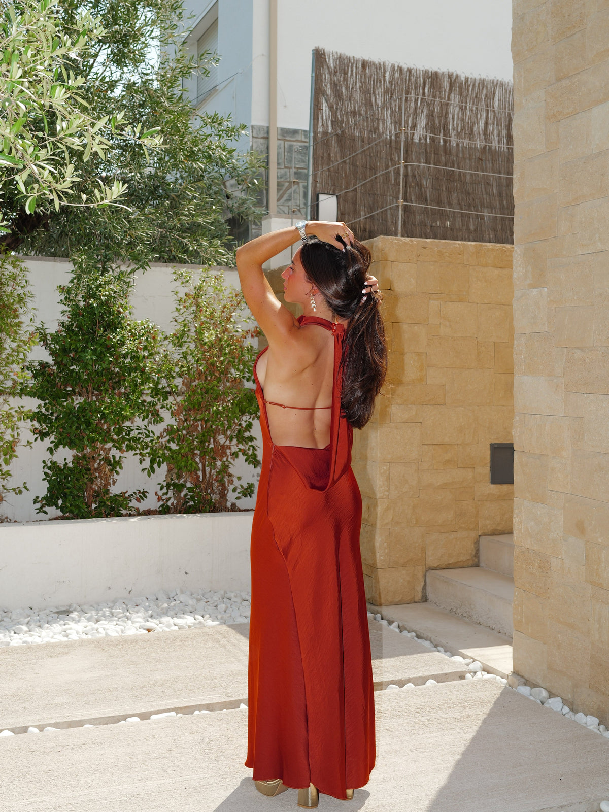 Vestido halter em cetim com decote nas costas em forma de caldeira