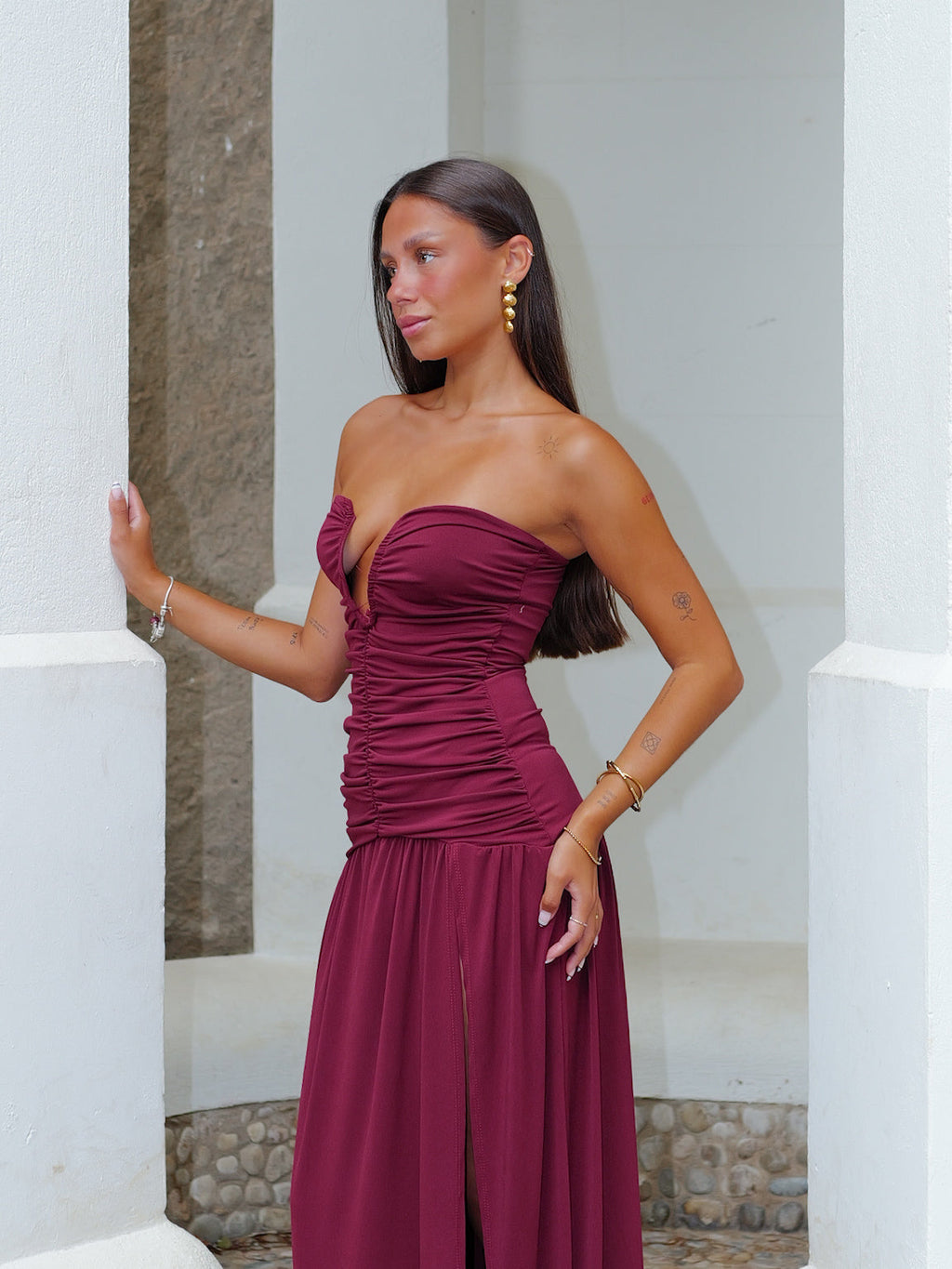 Vestido comprido com franzido, cor bordô
