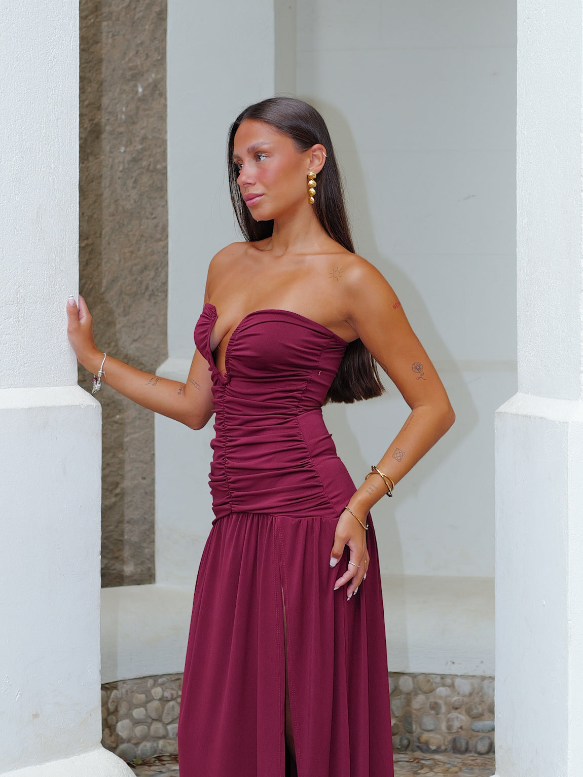 Vestido comprido com franzido, cor bordô
