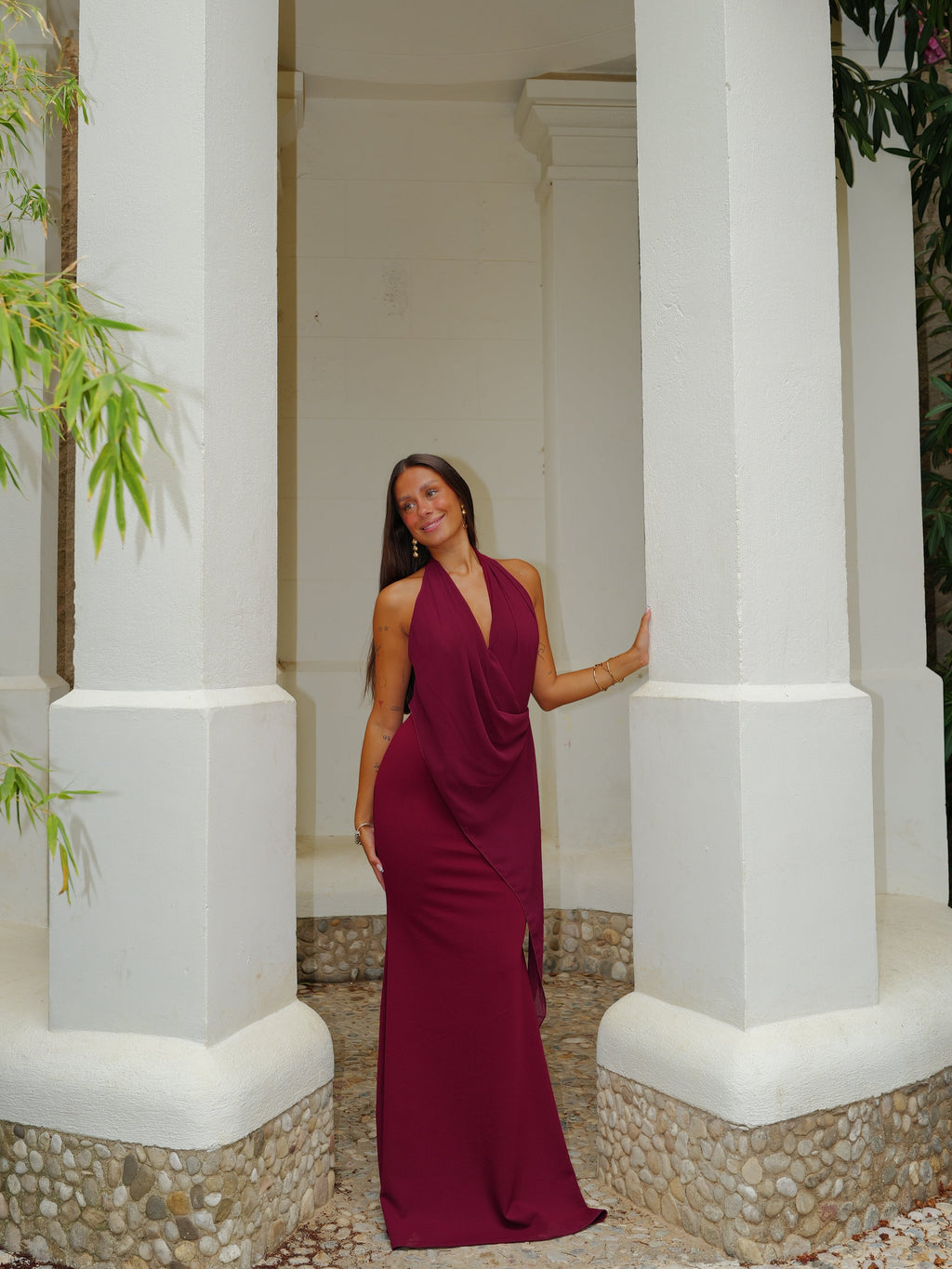 Vestido tipo capa assimétrico em tule bordô