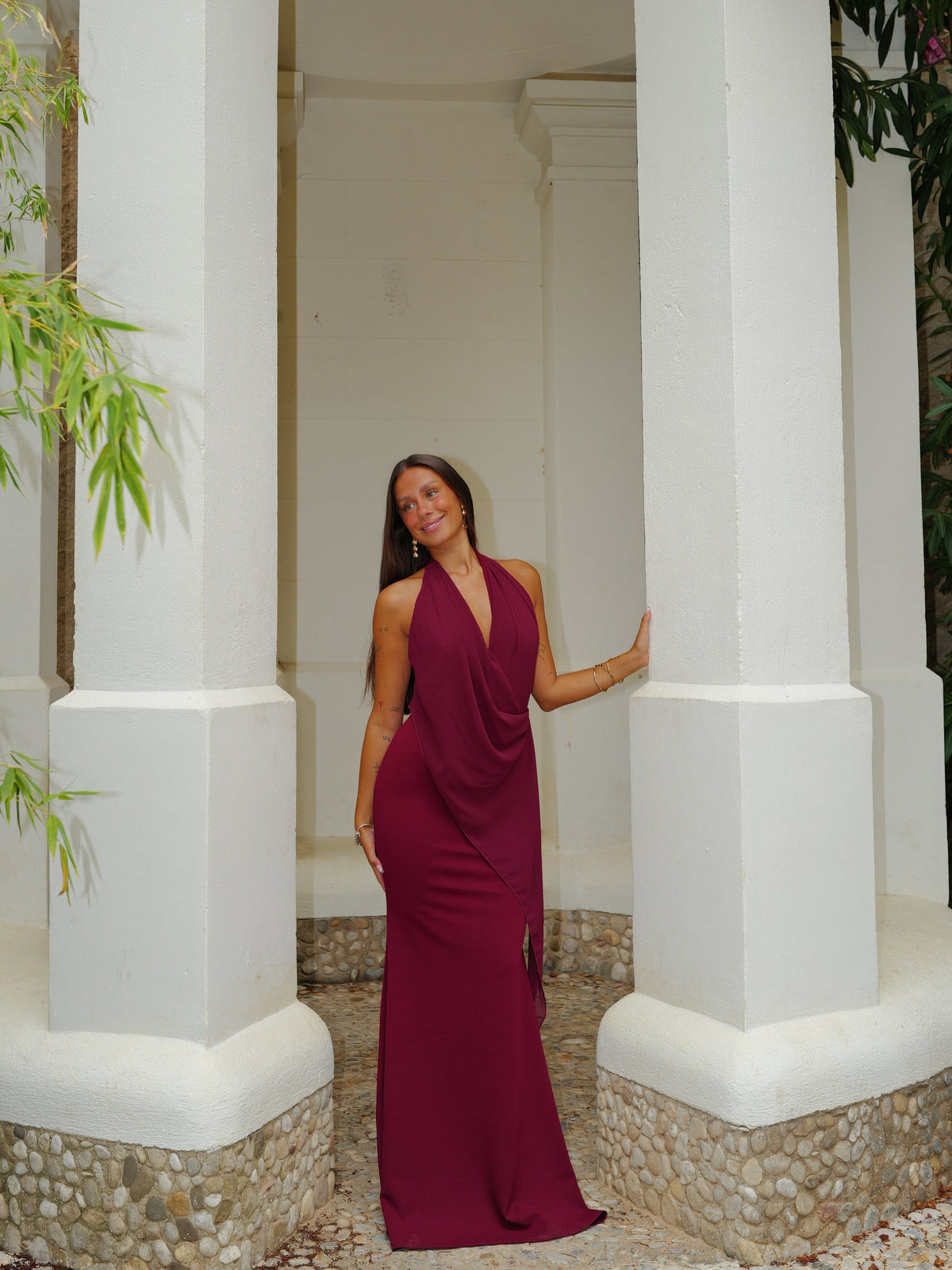 Vestido tipo capa assimétrico em tule bordô