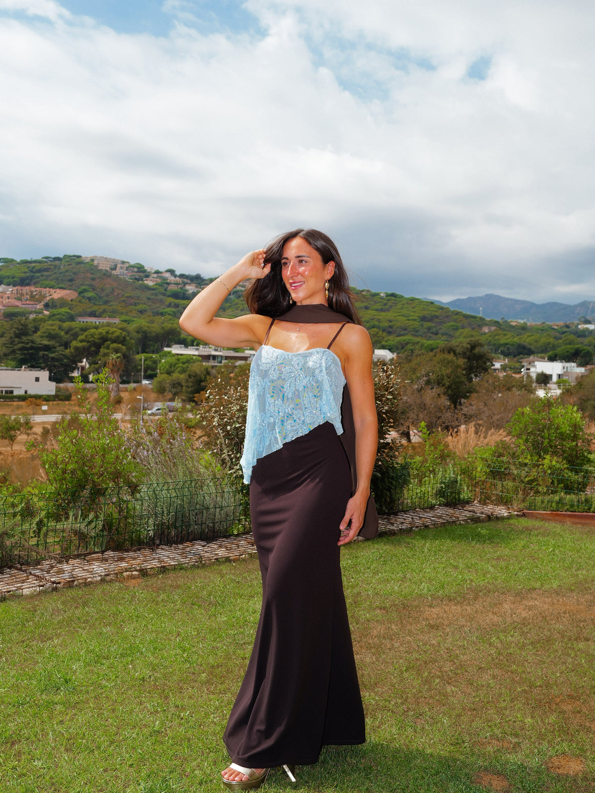 Vestido assimétrico com brilhos, bicolor, cor de chocolate