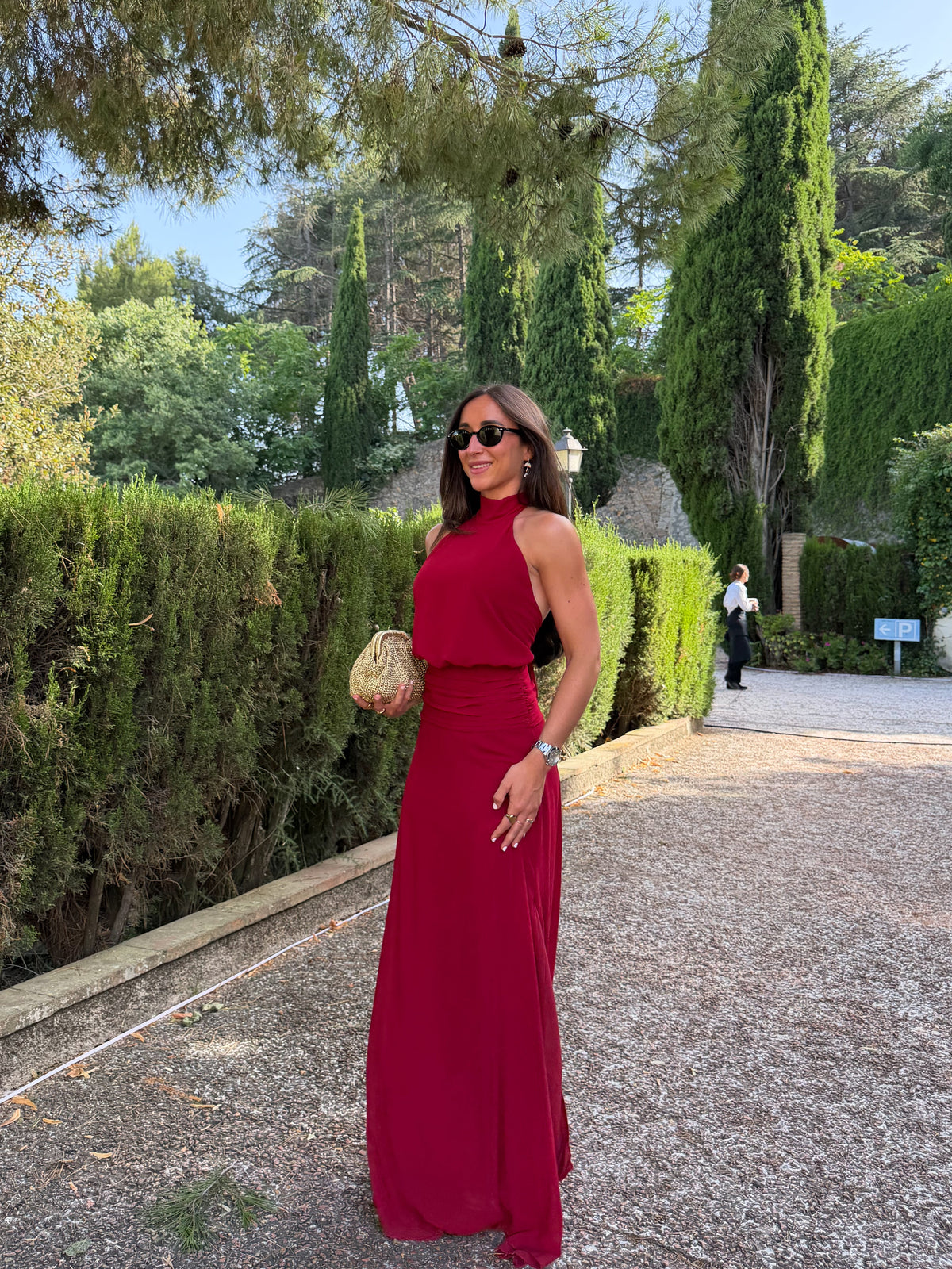 Vestido com decote halter e cintura drapeada, cor bordô