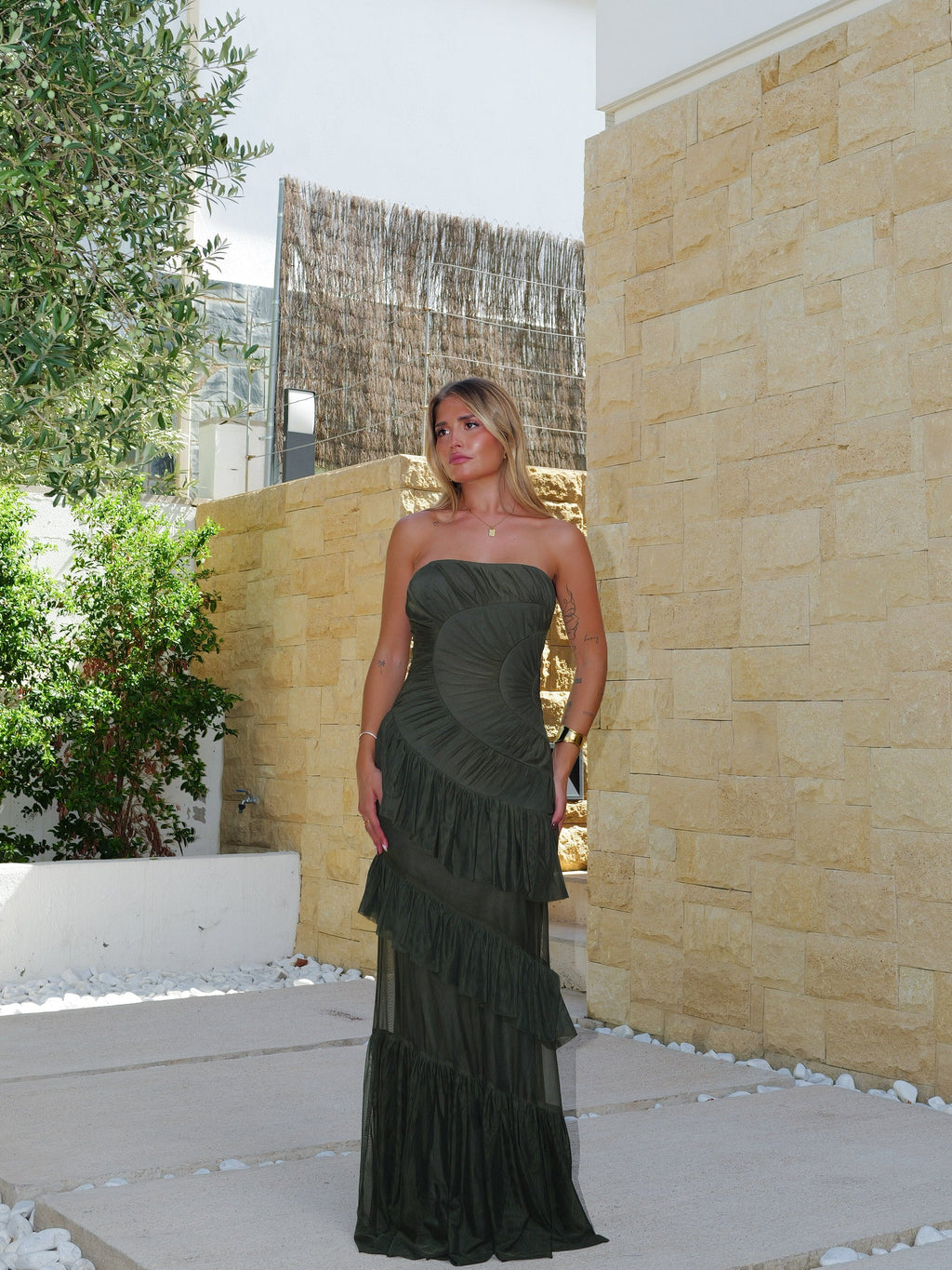 Vestido com folhos e franzido em tule verde-oliva