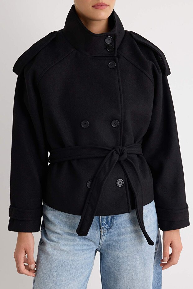 Casaco curto oversize trespassado com gola subida e cinto preto