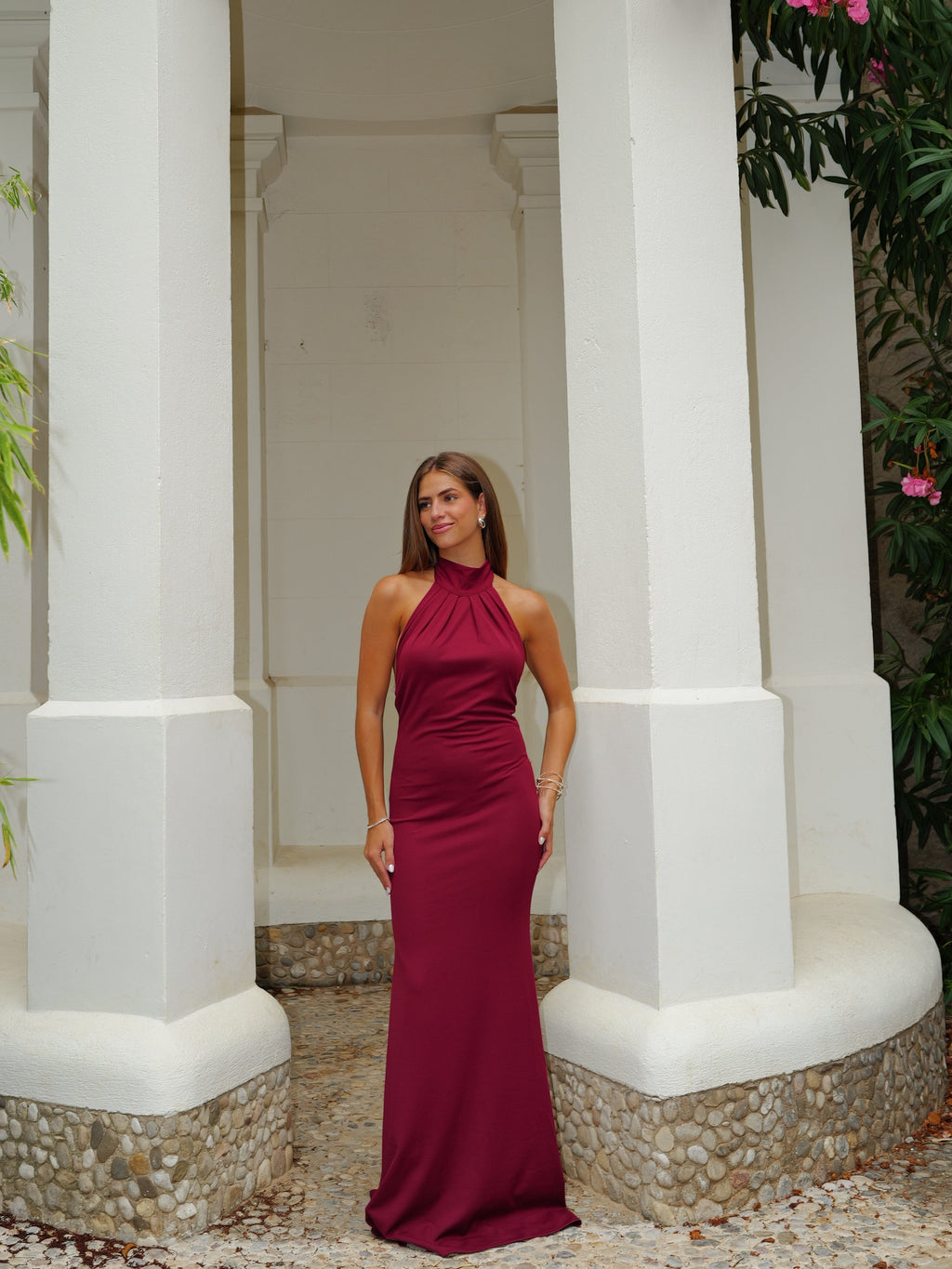 Vestido comprido com decote halter e laço, cor bordô