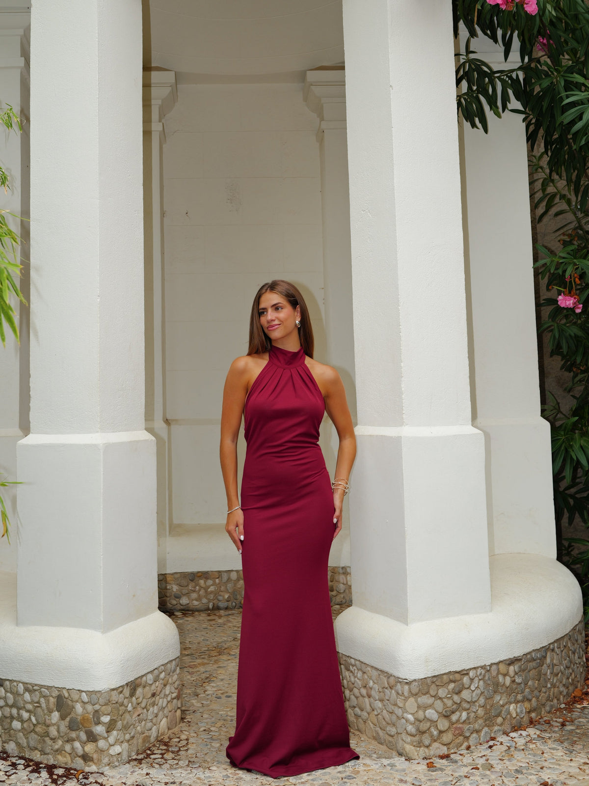 Vestido comprido com decote halter e laço, cor bordô