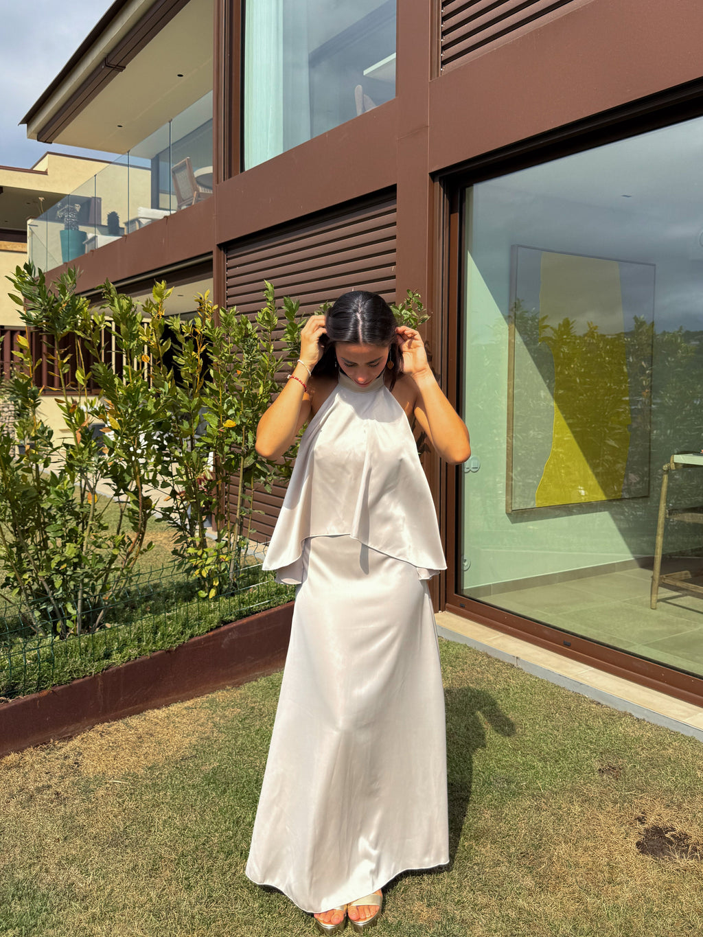 Vestido de cetim bege com capuz