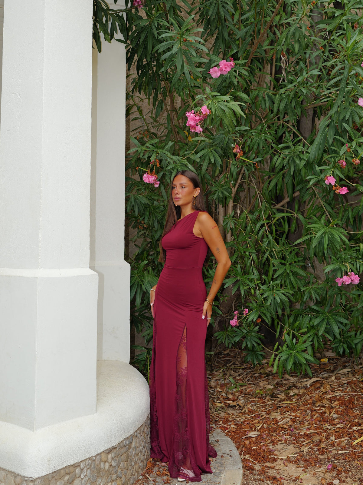 Vestido assimétrico de renda cor de vinho