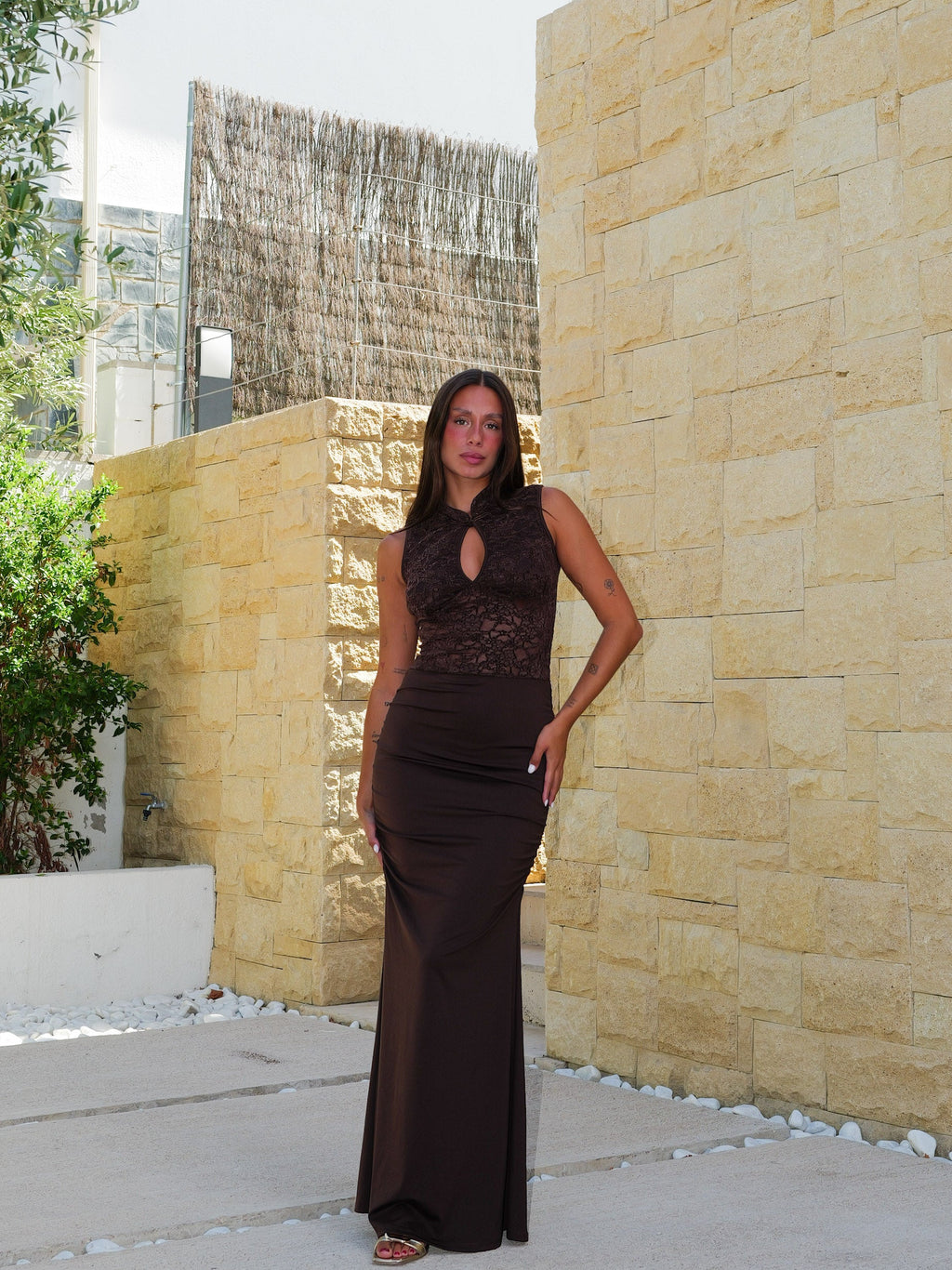 Vestido comprido de renda drapeada cor de chocolate