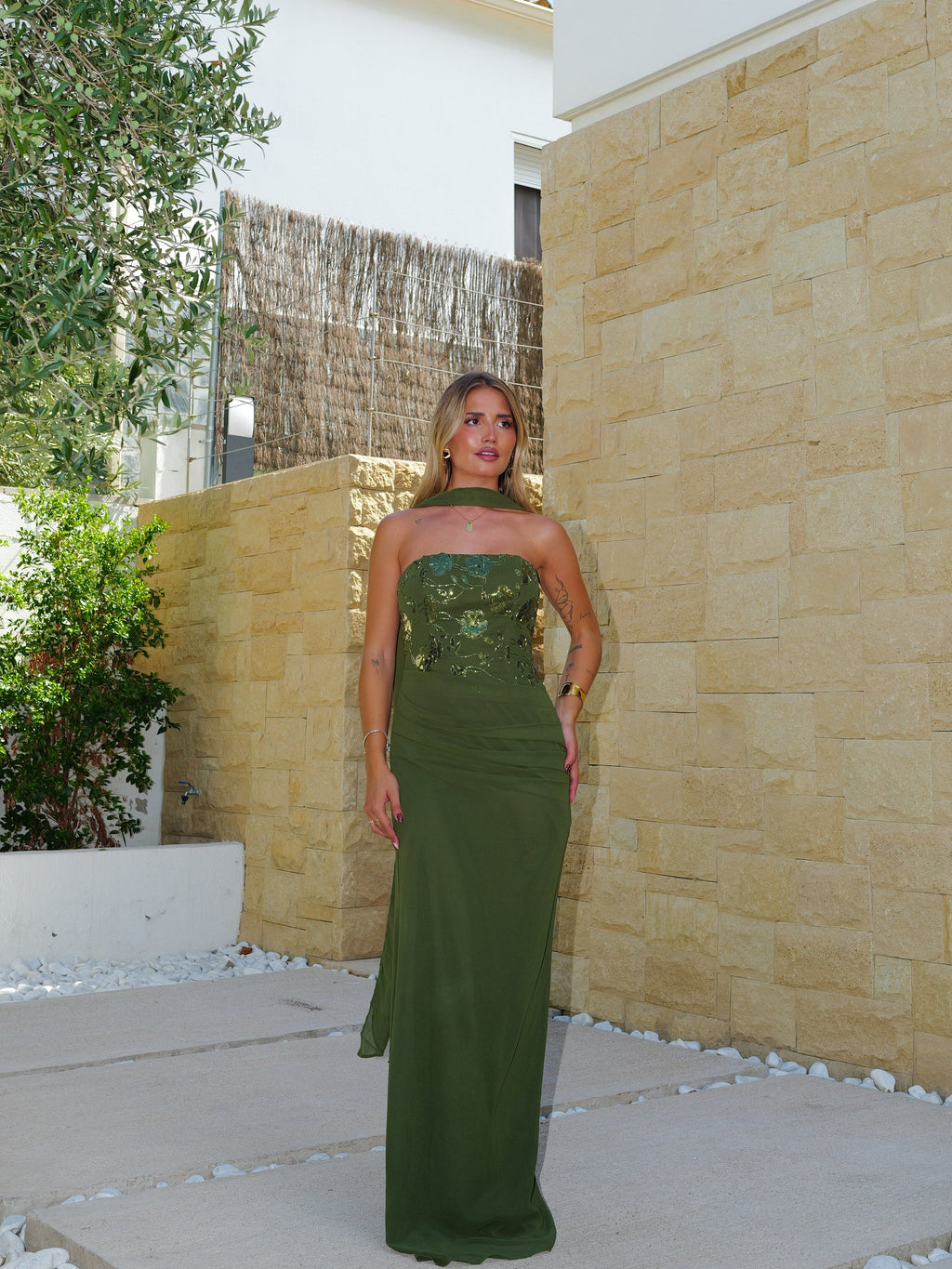Vestido de tule drapeado com brilhos, cor de azeitona