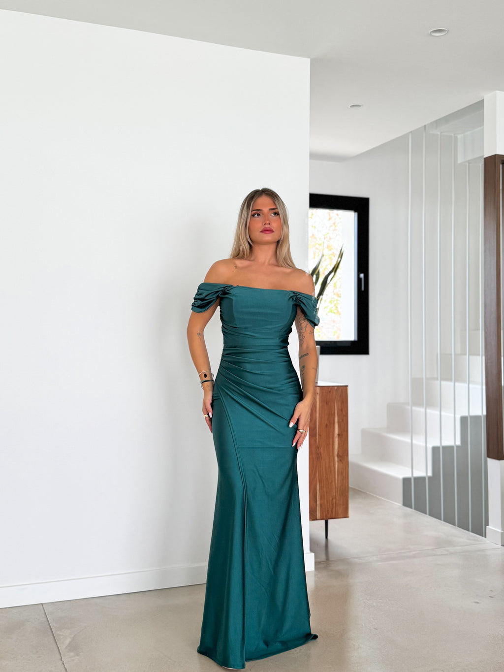 Vestido com mangas curtas e decote em forma de garrafa