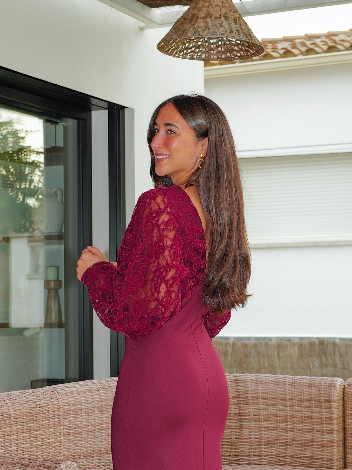 Vestido comprido com mangas de renda em veludo bordô