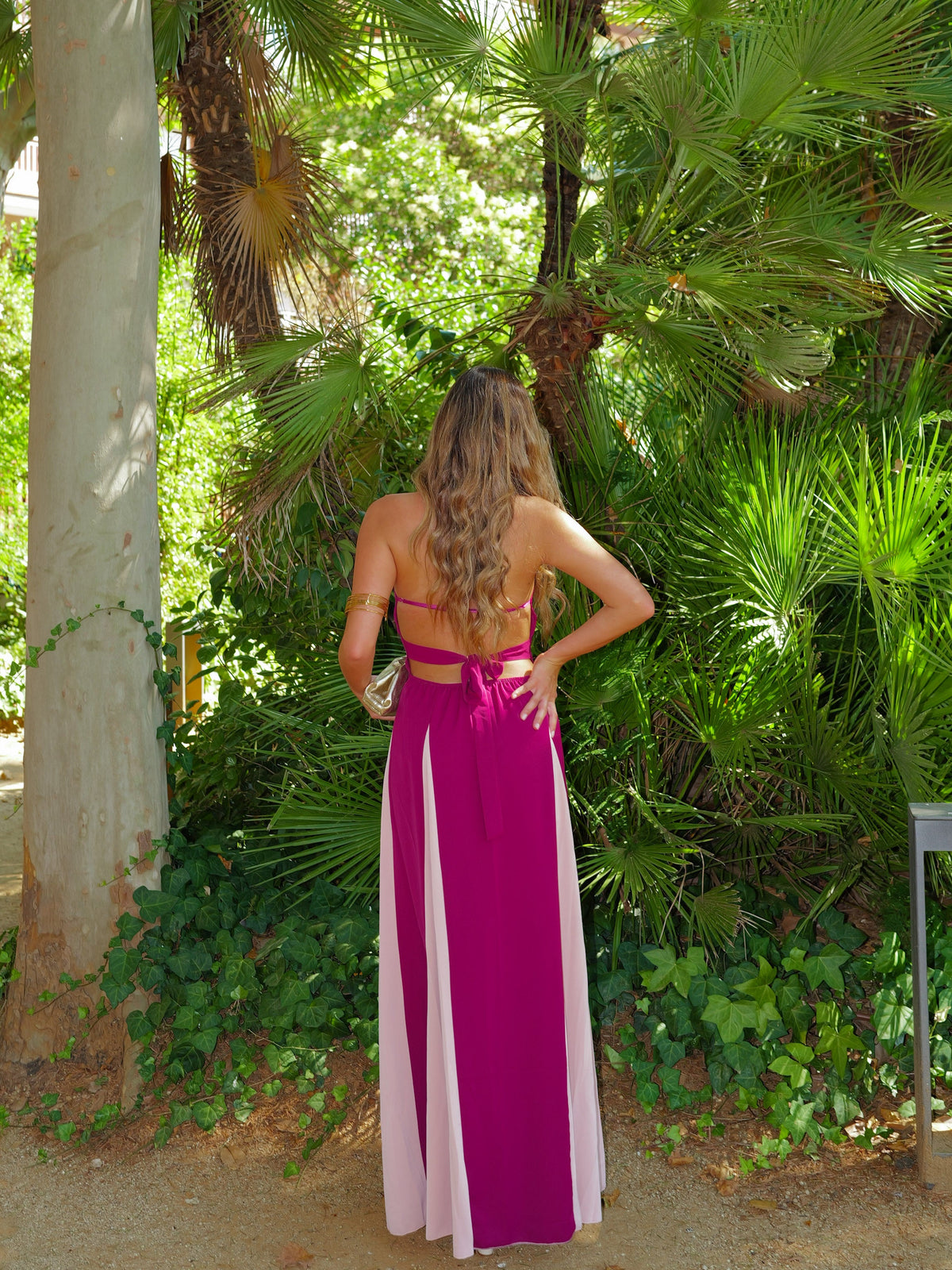 Vestido com decote em V bicolor cor de cereja