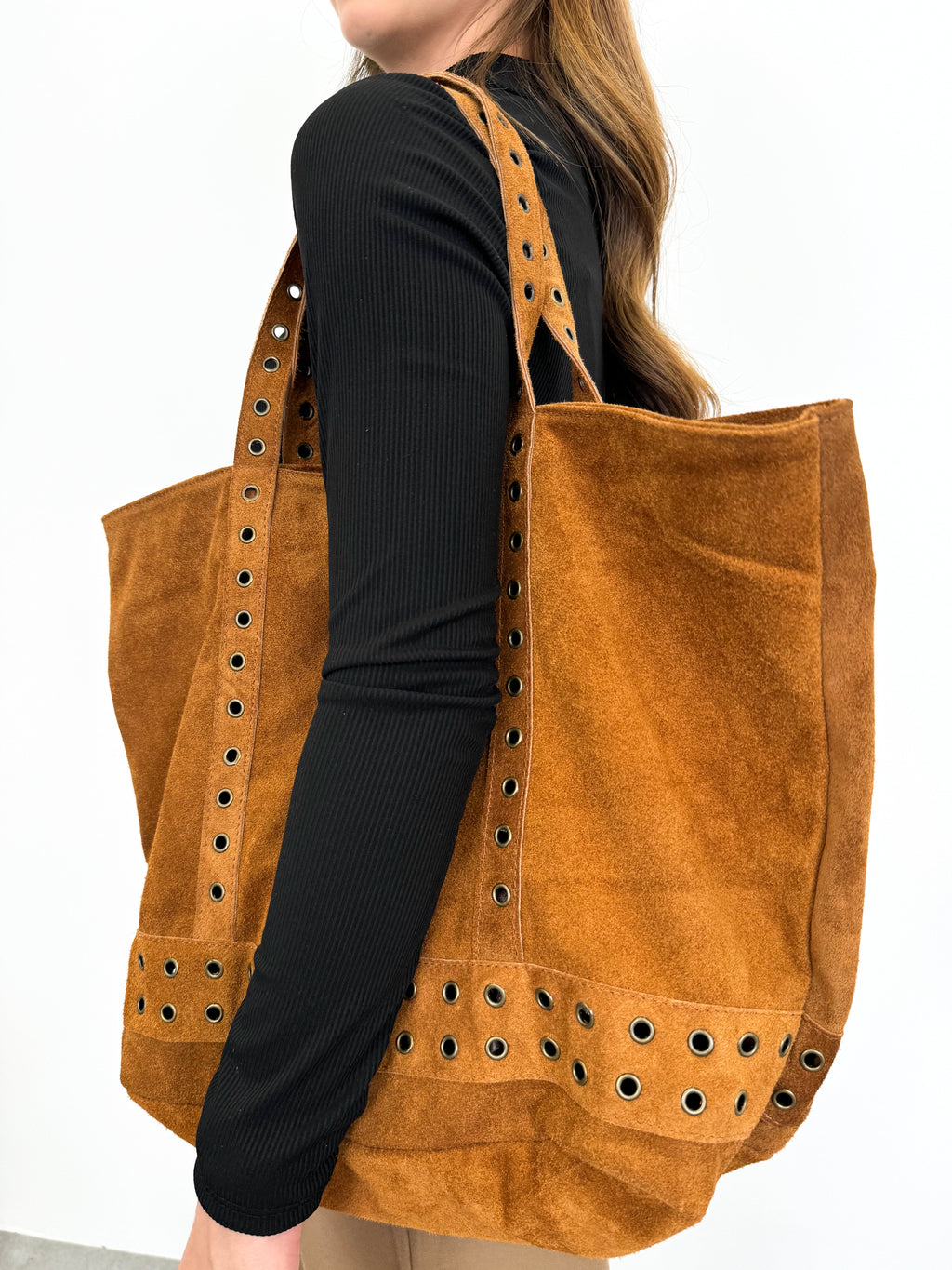 Mala maxi com tachas, cor camelo