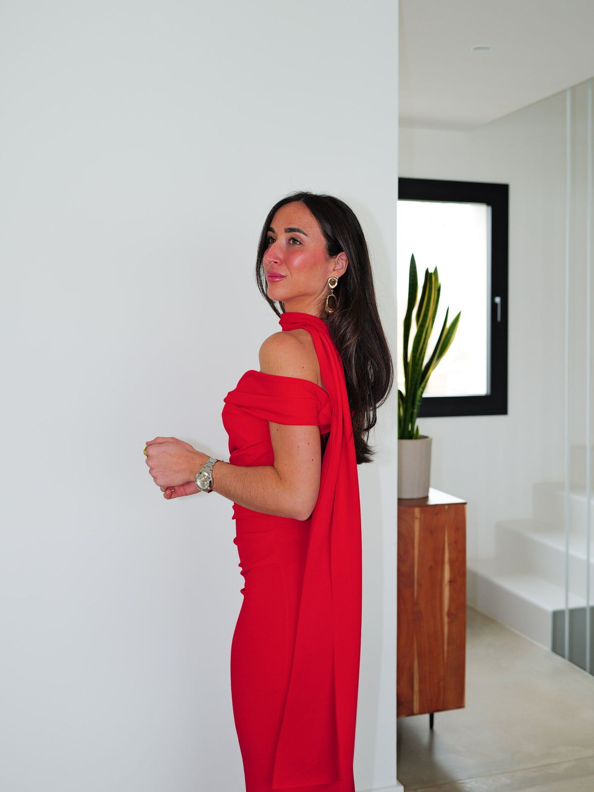 Vestido vermelho com gola choker e franzido assimétrico