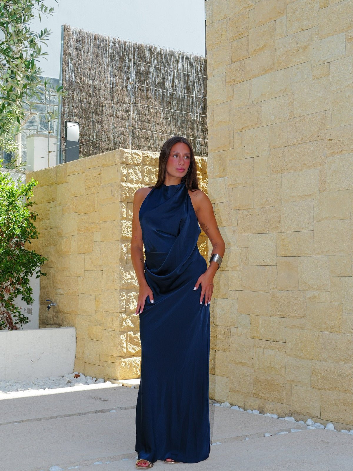 Vestido comprido em cetim, com decote halter nas costas, cor azul-marinho