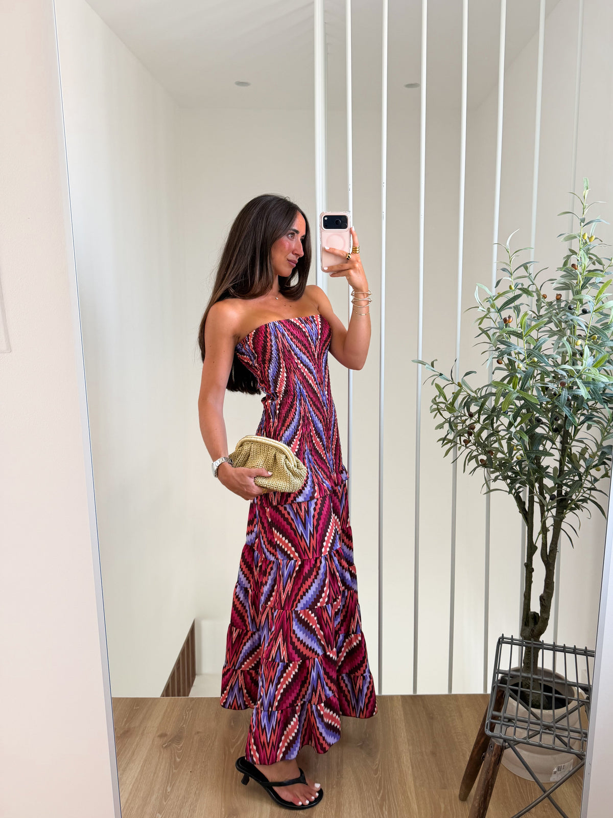 Vestido com estampa «palavra-ninho» e folhos roxos