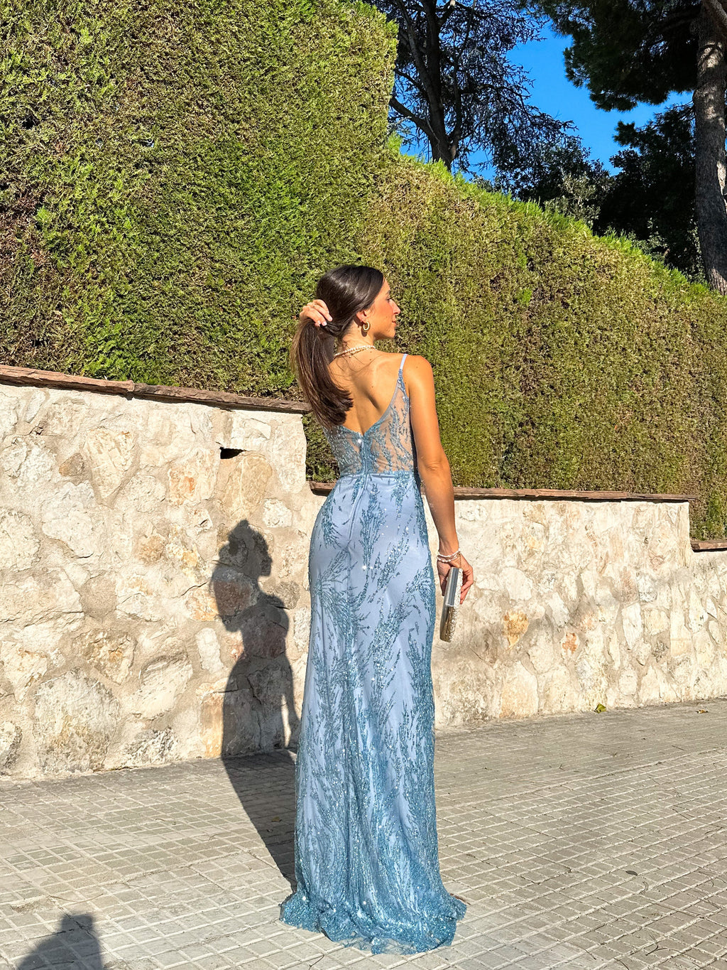 Vestido tipo espartilho com decote em V e strass, cor celeste