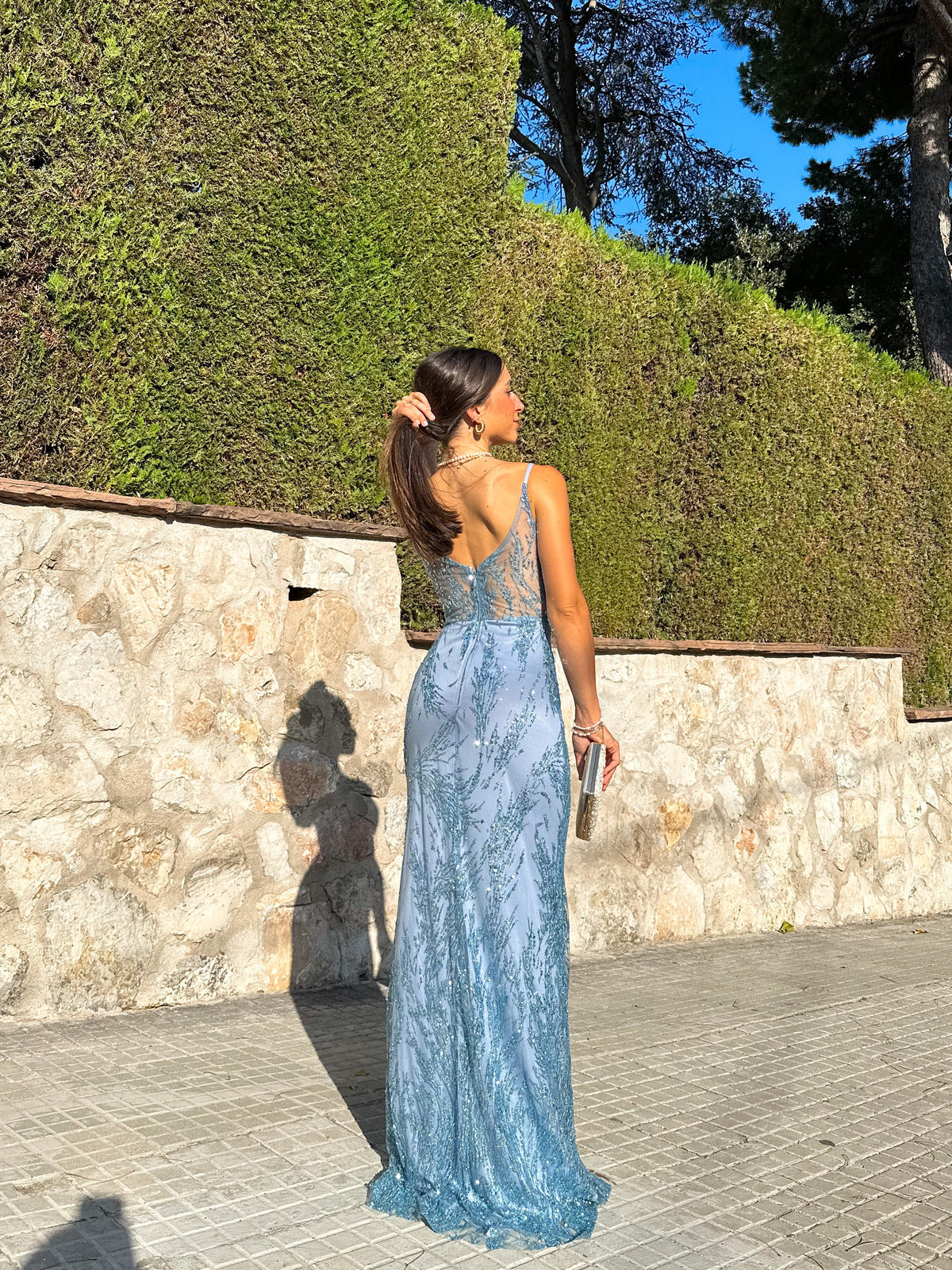 Vestido tipo espartilho com decote em V e strass, cor celeste
