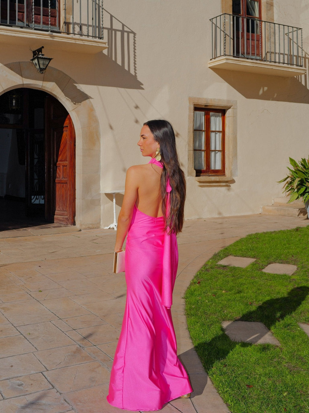 Vestido halter franzido nas costas, cor fúcsia