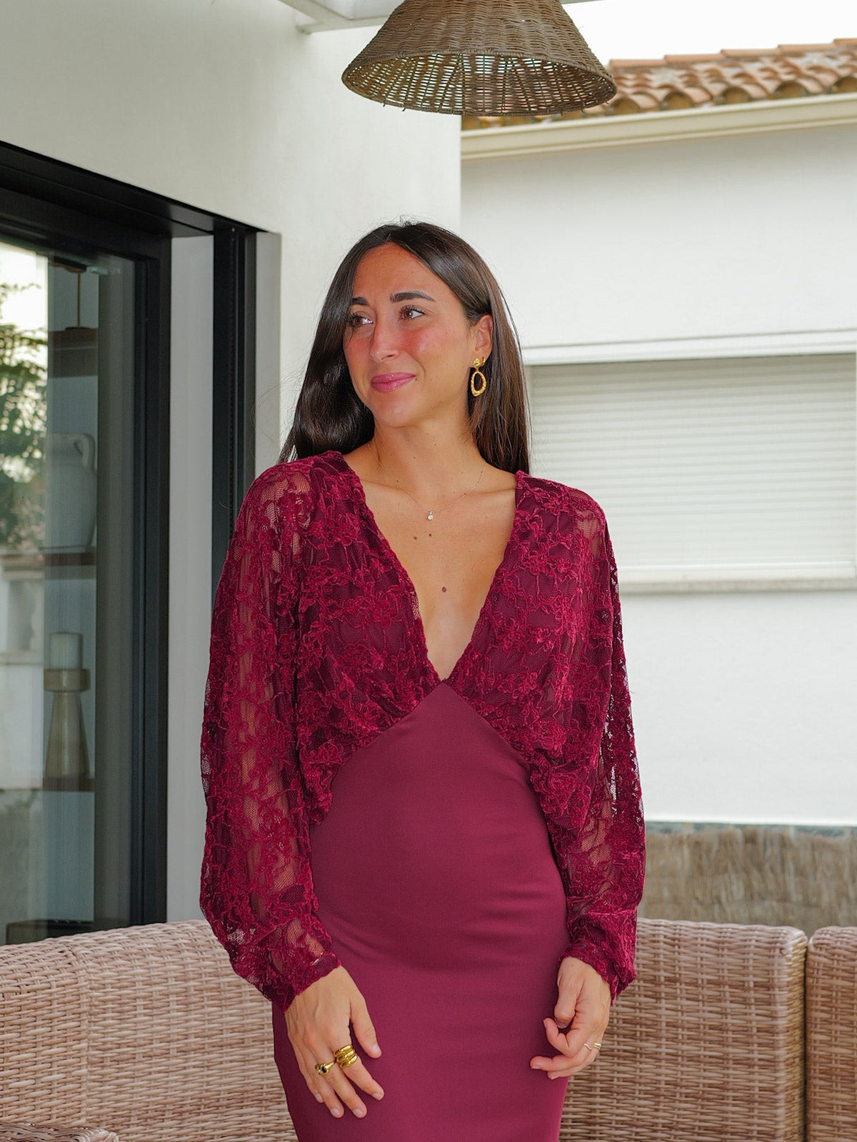 Vestido comprido com mangas de renda em veludo bordô