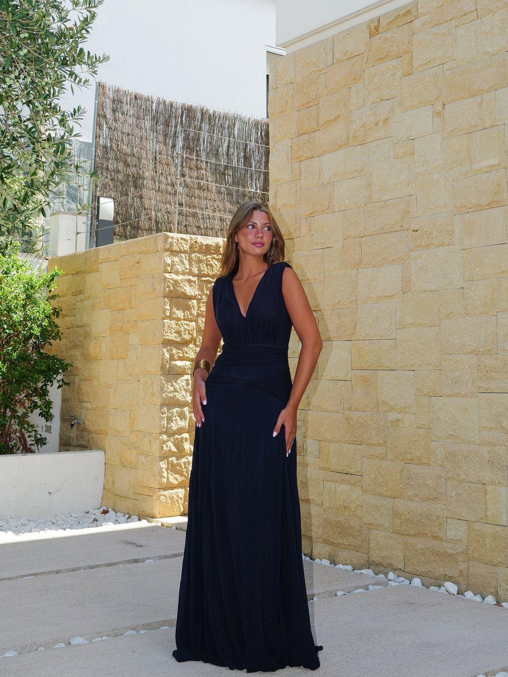 Vestido comprido com decote em V, riscas e franzido, cor azul-marinho