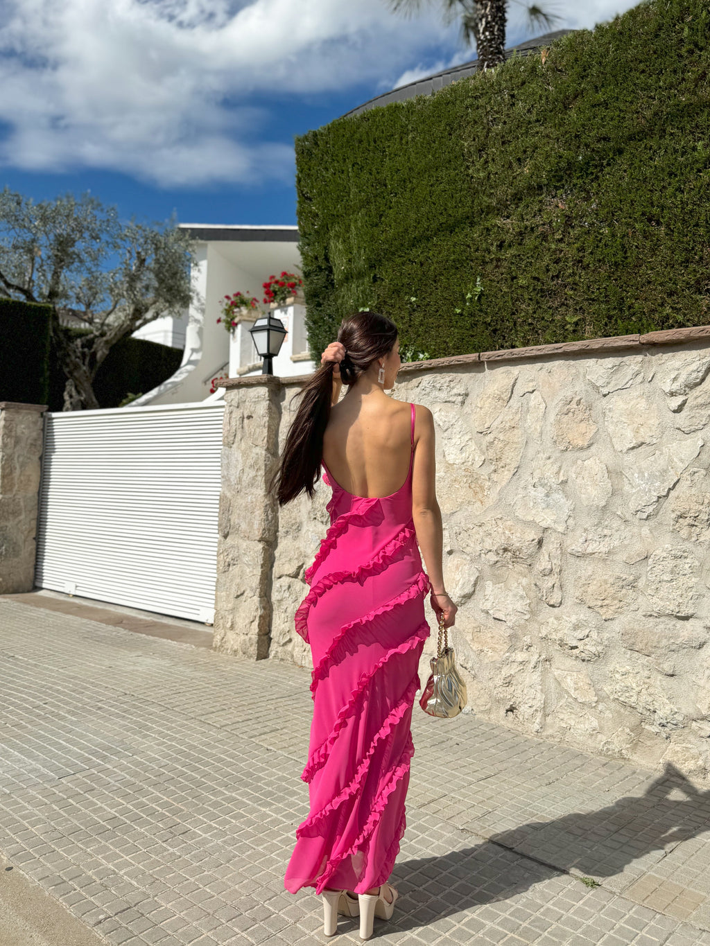 Vestido rosa de crepe com folhos