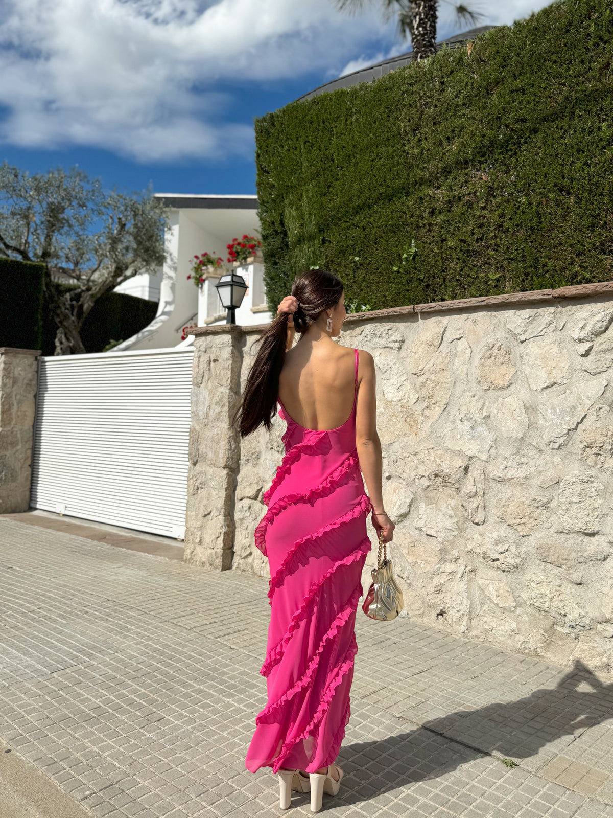 Vestido rosa de crepe com folhos