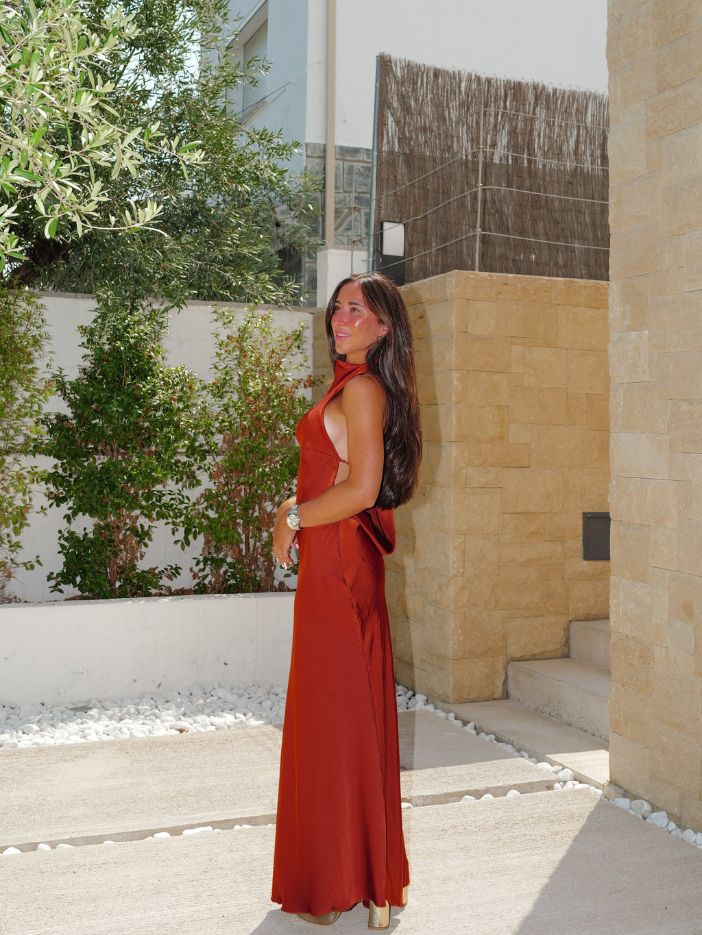 Vestido halter em cetim com decote nas costas em forma de caldeira