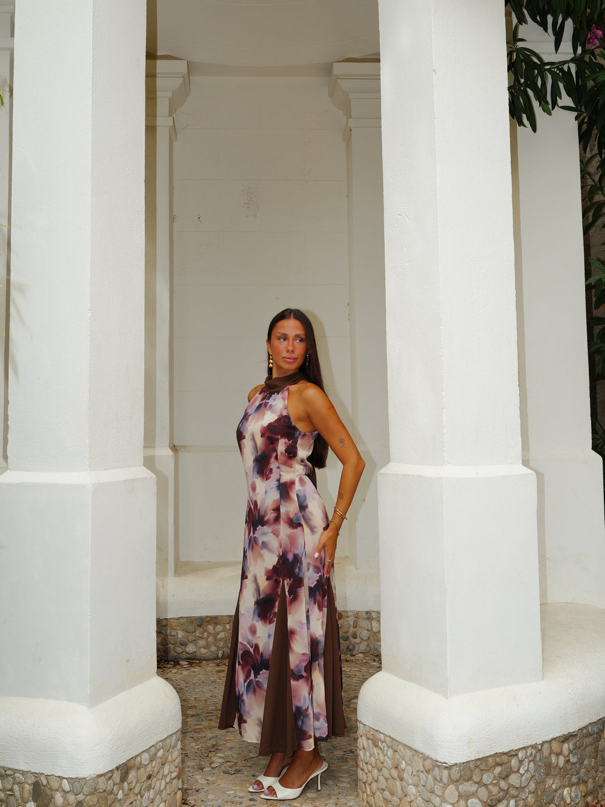 Vestido comprido com decote halter, estampado, em bege